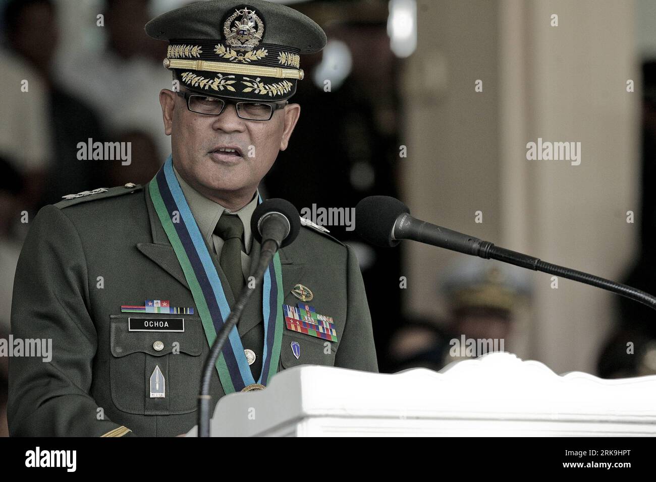 Bildnummer: 54198904  Datum: 02.07.2010  Copyright: imago/Xinhua (100702) -- MANILA, July 2, 2010 (Xinhua) -- Philippine outgoing military s chief of staff Lieutenant General Nestor Ochoa speaks during the turnover ceremony of militants chief of staff in Quezon City, northeast of Manila, the Philippines July 2, 2010.  modernization of Armed Forces of the Philippines (AFP) during the turnover ceremony for AFP chief of staff. (Xinhua/Jon Fabrigar) (zcq) (9)PHILIPPINES-MANILA-TURNOVER CEREMONY PUBLICATIONxNOTxINxCHN People Gesellschaft Militär Kommandowechsel Wechsel kbdig xsk 2010 quer    Bildnu Stock Photo