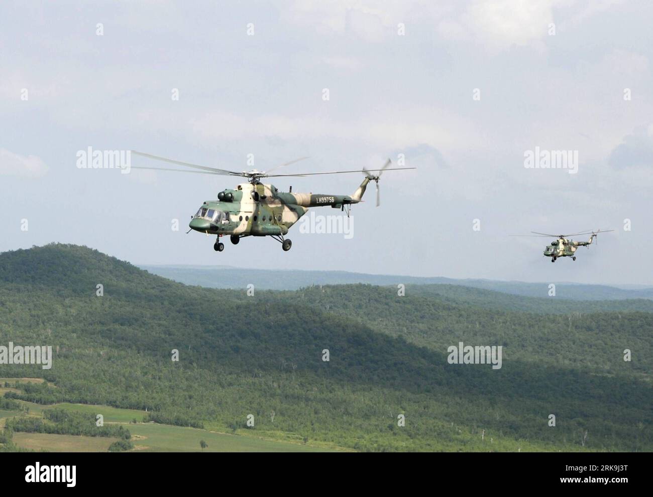 Bildnummer: 54200422  Datum: 03.07.2010  Copyright: imago/Xinhua (100703) -- GREATER HINGGAN MOUNTAINS, July 3, 2010 (Xinhua) -- A Mi-171 helicopter from Shenyang military command fly for the task of fighting against forest fire ravaging the Greater Hinggan Mountains on July 3, 2010. A forest fire was mostly put out Saturday after ravaging the Greater Hinggan Mountains in north China s Inner Mongolian Autonomous Region and Heilongjiang Province for a week, fire fighters said. (Xinhua/Wang Song) (zx) (3)CHINA-GREATER HINGGAN MOUNTAINS-FOREST FIRE-MI-171 HELICOPTERS PUBLICATIONxNOTxINxCHN Gesell Stock Photo
