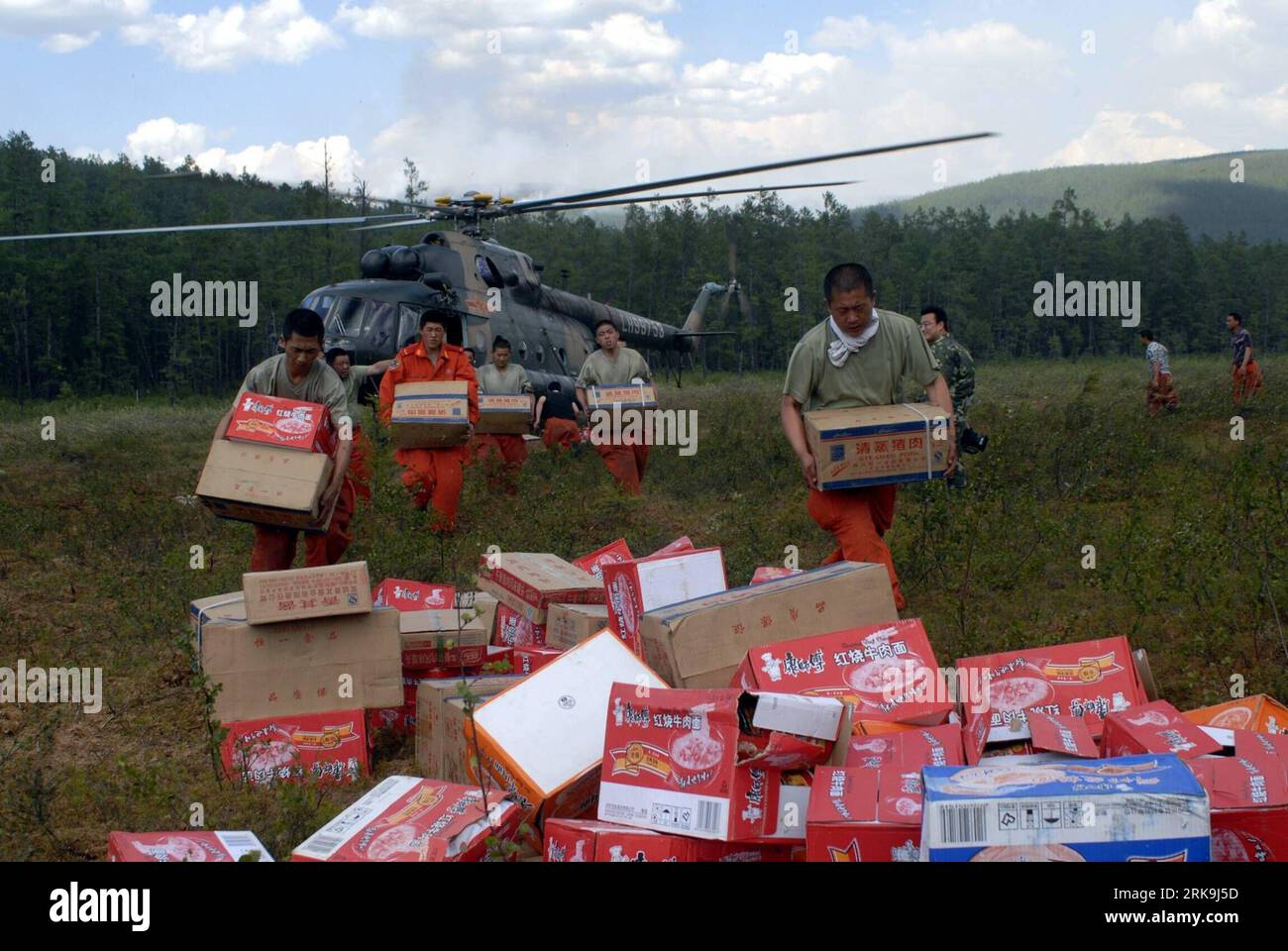 Bildnummer: 54200423  Datum: 03.07.2010  Copyright: imago/Xinhua (100703) -- GREATER HINGGAN MOUNTAINS, July 3, 2010 (Xinhua) -- carry relief goods from a Mi-171 helicopter of Shenyang military command after its landing for the task of fighting against forest fire ravaging the Greater Hinggan Mountains on July 3, 2010. A forest fire was mostly put out Saturday after ravaging the Greater Hinggan Mountains in north China s Inner Mongolian Autonomous Region and Heilongjiang Province for a week, fire fighters said. (Xinhua/Wang Song) (zx) (4)CHINA-GREATER HINGGAN MOUNTAINS-FOREST FIRE-MI-171 HELIC Stock Photo