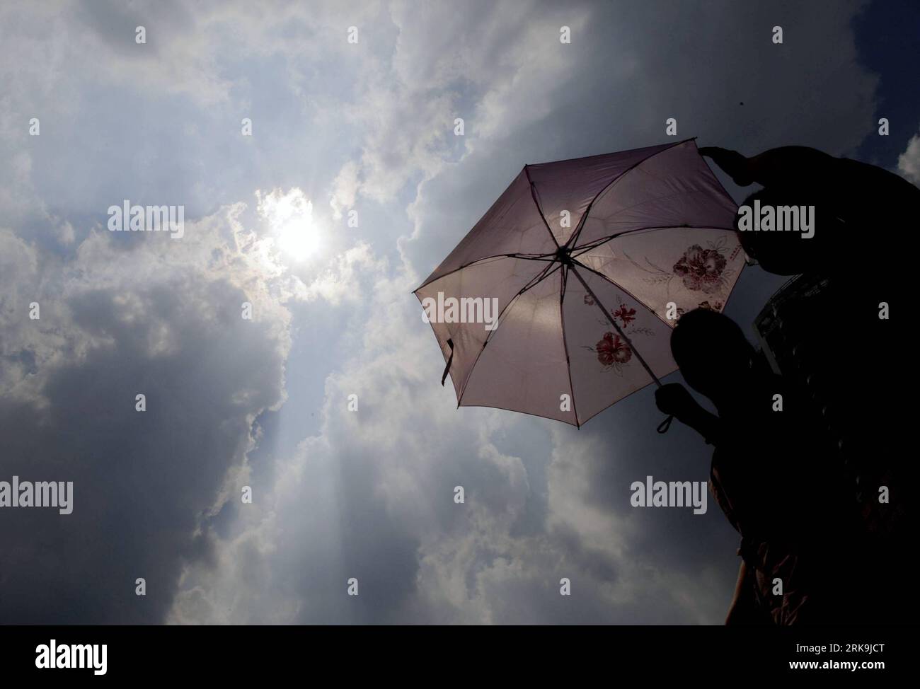 Bildnummer: 54200887  Datum: 04.07.2010  Copyright: imago/Xinhua (100704) -- GUANGZHOU, July 4, 2010 (Xinhua) -- Pedestrians shelter from the sun with an umbrella in Guangzhou, capital of south China s Guangdong Province, on July 4, 2010. The temperature in the city went up to 36 degrees centigrade on Sunday. (Xinhua/Lu Hanxin) (zl) (1)CHINA-GUANGZHOU-TEMPERATURE PUBLICATIONxNOTxINxCHN Gesellschaft Sommer Jahreszeit Hitze kbdig xsk 2010 quer o0 Schirm Sonnenschutz Silhouette    Bildnummer 54200887 Date 04 07 2010 Copyright Imago XINHUA  Guangzhou July 4 2010 XINHUA pedestrians Shelter from The Stock Photo