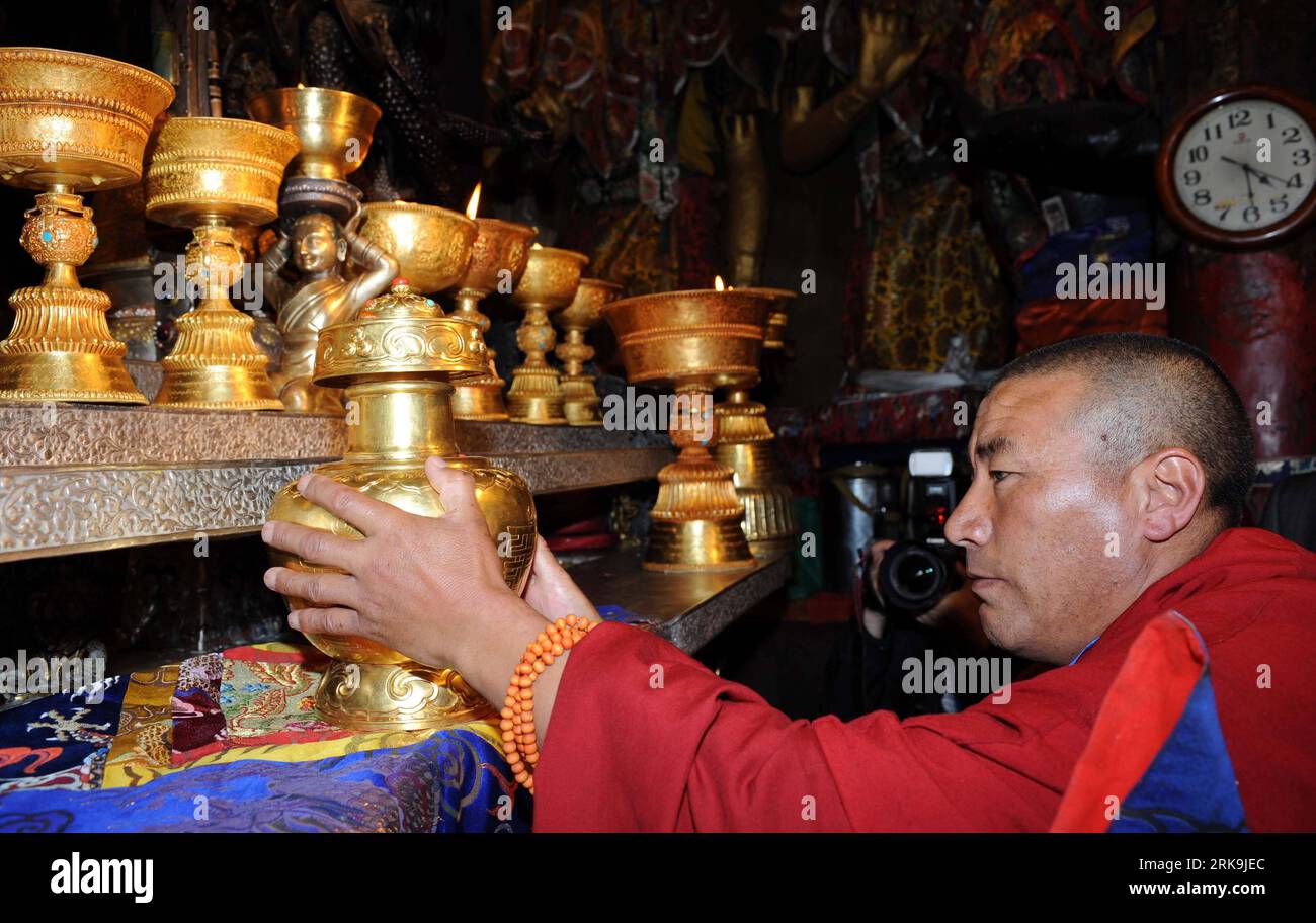 Golden urn and tibet hi-res stock photography and images - Alamy
