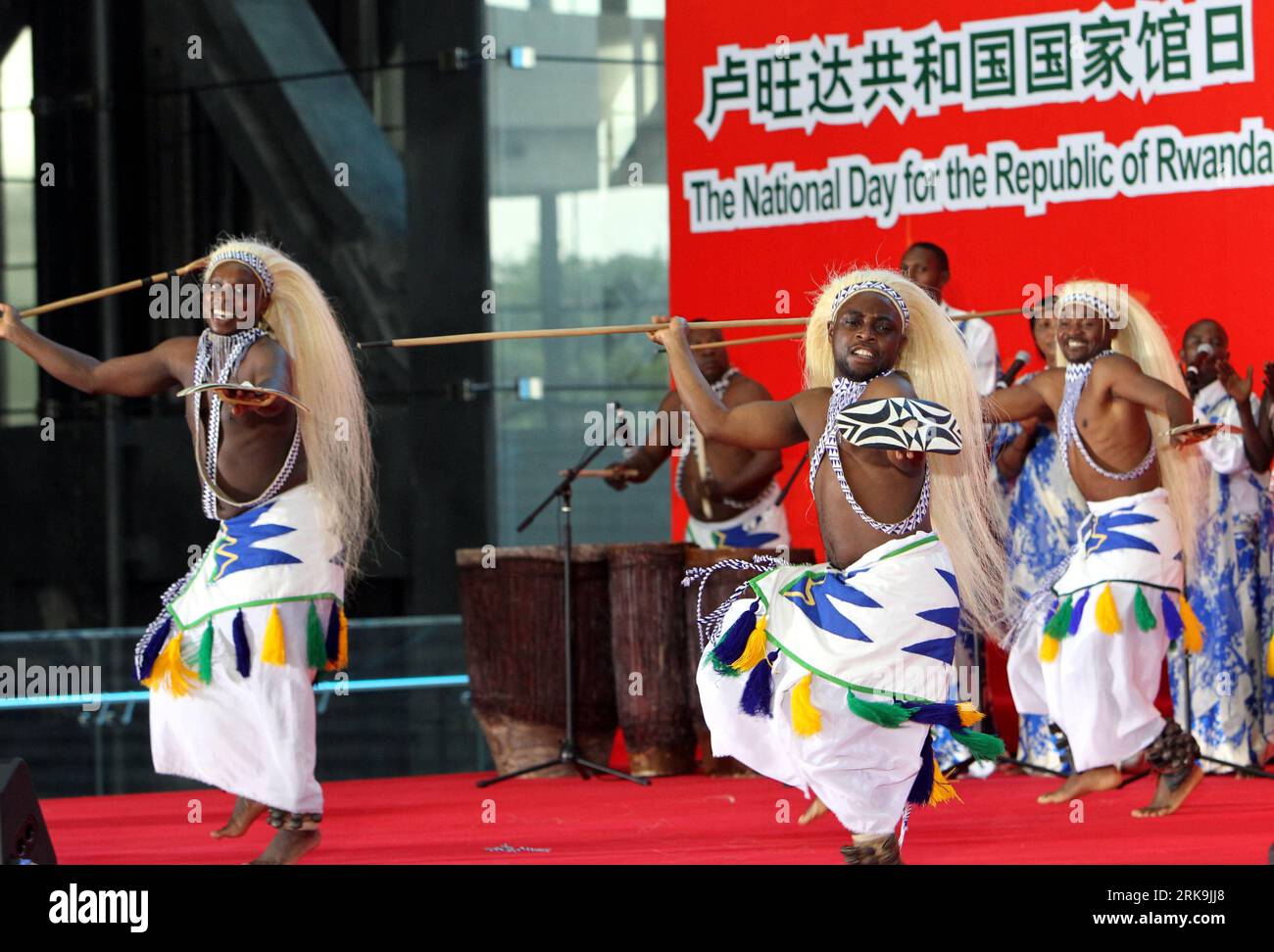 Bildnummer: 54203437  Datum: 04.07.2010  Copyright: imago/Xinhua (100704) -- SHANGHAI, July 4, 2010 (Xinhua) -- Artists perform during a ceremony marking the National Day for the Republic of Rwanda at the World Expo Park in Shanghai, east China, July 4, 2010. (Xinhua/Fan Jun) (zl) (2)WORLD EXPO-RWANDA-NATIONAL PAVILION DAY (CN) PUBLICATIONxNOTxINxCHN Gesellschaft Land und Leute Nationalfeiertag Ruanda EXPO Folklore Tanz Kultur kbdig xdp 2010 quer     Bildnummer 54203437 Date 04 07 2010 Copyright Imago XINHUA  Shanghai July 4 2010 XINHUA Artists perform during a Ceremony marking The National Da Stock Photo