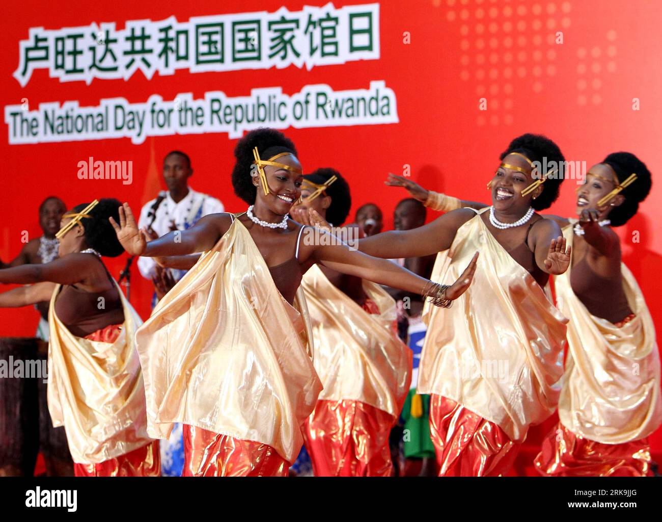 Bildnummer: 54203439  Datum: 04.07.2010  Copyright: imago/Xinhua (100704) -- SHANGHAI, July 4, 2010 (Xinhua) -- Artists perform during a ceremony marking the National Day for the Republic of Rwanda at the World Expo Park in Shanghai, east China, July 4, 2010. (Xinhua/Fan Jun) (zl) (4)WORLD EXPO-RWANDA-NATIONAL PAVILION DAY (CN) PUBLICATIONxNOTxINxCHN Gesellschaft Land und Leute Nationalfeiertag Ruanda EXPO Folklore Tanz Kultur kbdig xdp 2010 quer     Bildnummer 54203439 Date 04 07 2010 Copyright Imago XINHUA  Shanghai July 4 2010 XINHUA Artists perform during a Ceremony marking The National Da Stock Photo