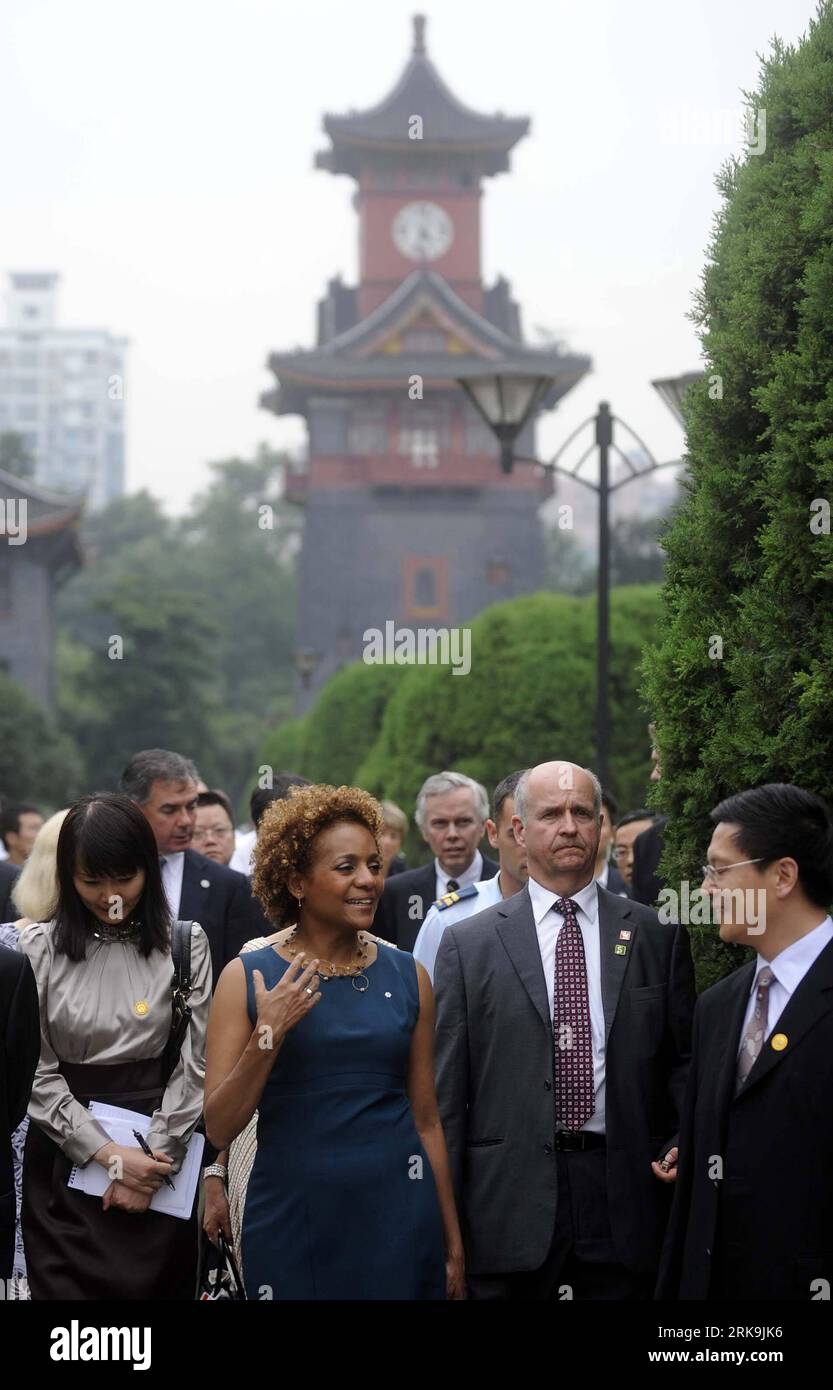 Bildnummer: 54203486  Datum: 04.07.2010  Copyright: imago/Xinhua (100704) -- CHENGDU, July 4, 2010 (Xinhua) -- Canadian Governor-General Michaelle Jean (2nd L) visits the West China Center of Medical Science of Sichuan University in Chengdu, southwest China s Sichuan Province, on July 4, 2010. Michaelle Jean is in China for a six-day visit. (Xinhua/Jiang Hongjing)(zl) (1)CHINA-CHENGDU-MICHAELLE JEAN-VISIT PUBLICATIONxNOTxINxCHN People Politik kbdig xdp 2010 hoch premiumd xint     Bildnummer 54203486 Date 04 07 2010 Copyright Imago XINHUA  Chengdu July 4 2010 XINHUA Canadian Governor General Mi Stock Photo