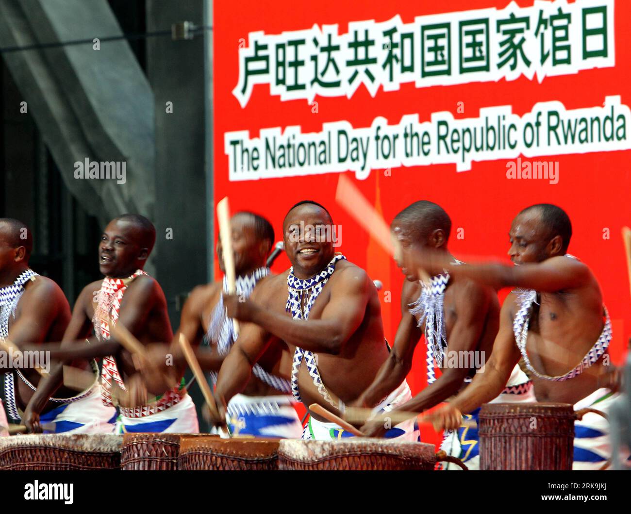 Bildnummer: 54203445  Datum: 04.07.2010  Copyright: imago/Xinhua (100704) -- SHANGHAI, July 4, 2010 (Xinhua) -- Artists perform during a ceremony marking the National Day for the Republic of Rwanda at the World Expo Park in Shanghai, east China, July 4, 2010. (Xinhua/Fan Jun) (zl) (10)WORLD EXPO-RWANDA-NATIONAL PAVILION DAY (CN) PUBLICATIONxNOTxINxCHN Gesellschaft Land und Leute Nationalfeiertag Ruanda EXPO Folklore Tanz Kultur kbdig xdp 2010 quer     Bildnummer 54203445 Date 04 07 2010 Copyright Imago XINHUA  Shanghai July 4 2010 XINHUA Artists perform during a Ceremony marking The National D Stock Photo