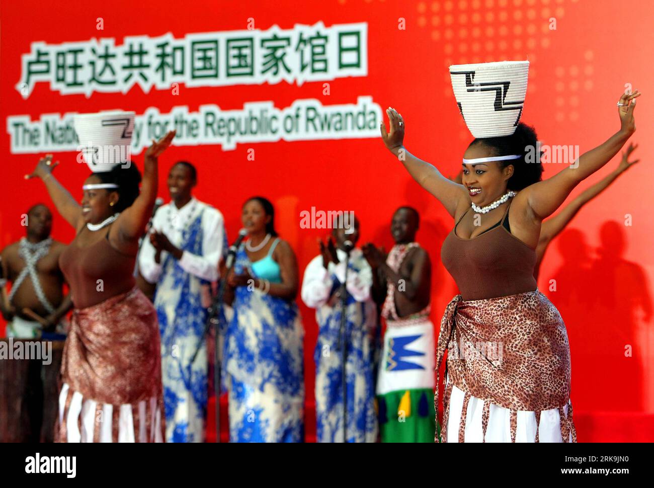 Bildnummer: 54203443  Datum: 04.07.2010  Copyright: imago/Xinhua (100704) -- SHANGHAI, July 4, 2010 (Xinhua) -- Artists perform during a ceremony marking the National Day for the Republic of Rwanda at the World Expo Park in Shanghai, east China, July 4, 2010. (Xinhua/Fan Jun) (zl) (11)WORLD EXPO-RWANDA-NATIONAL PAVILION DAY (CN) PUBLICATIONxNOTxINxCHN Gesellschaft Land und Leute Nationalfeiertag Ruanda EXPO Folklore Tanz Kultur kbdig xdp 2010 quer     Bildnummer 54203443 Date 04 07 2010 Copyright Imago XINHUA  Shanghai July 4 2010 XINHUA Artists perform during a Ceremony marking The National D Stock Photo
