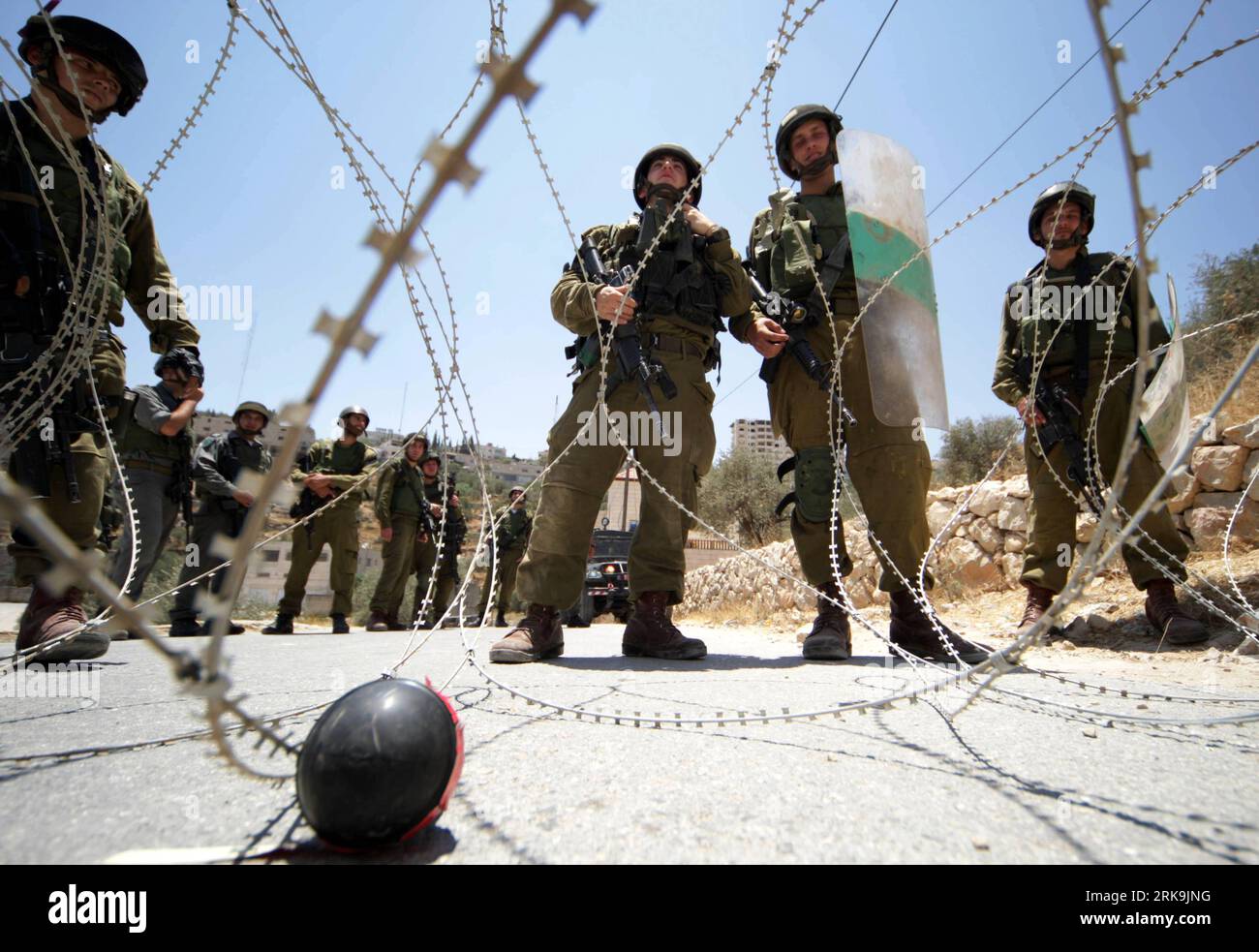 Bildnummer: 54203464  Datum: 04.07.2010  Copyright: imago/Xinhua (100704)-- BETHLEHEM, July 4, 2010 (Xinhua) -- Israeli soldiers take position during a Palestinian demonstration against Israel s separation wall in the West Bank town of Beit Jala near Bethlehem, July 4, 2010. (Xinhua/Luay Sababa)(zl) (1)MIDEAST-BETHLEHEM-DEMONSTRATION PUBLICATIONxNOTxINxCHN Gesellschaft Militär Übung Militärübung kbdig xdp 2010 quer premiumd xint o0 Stacheldraht    Bildnummer 54203464 Date 04 07 2010 Copyright Imago XINHUA  Bethlehem July 4 2010 XINHUA Israeli Soldiers Take Position during a PALESTINIAN Demonst Stock Photo