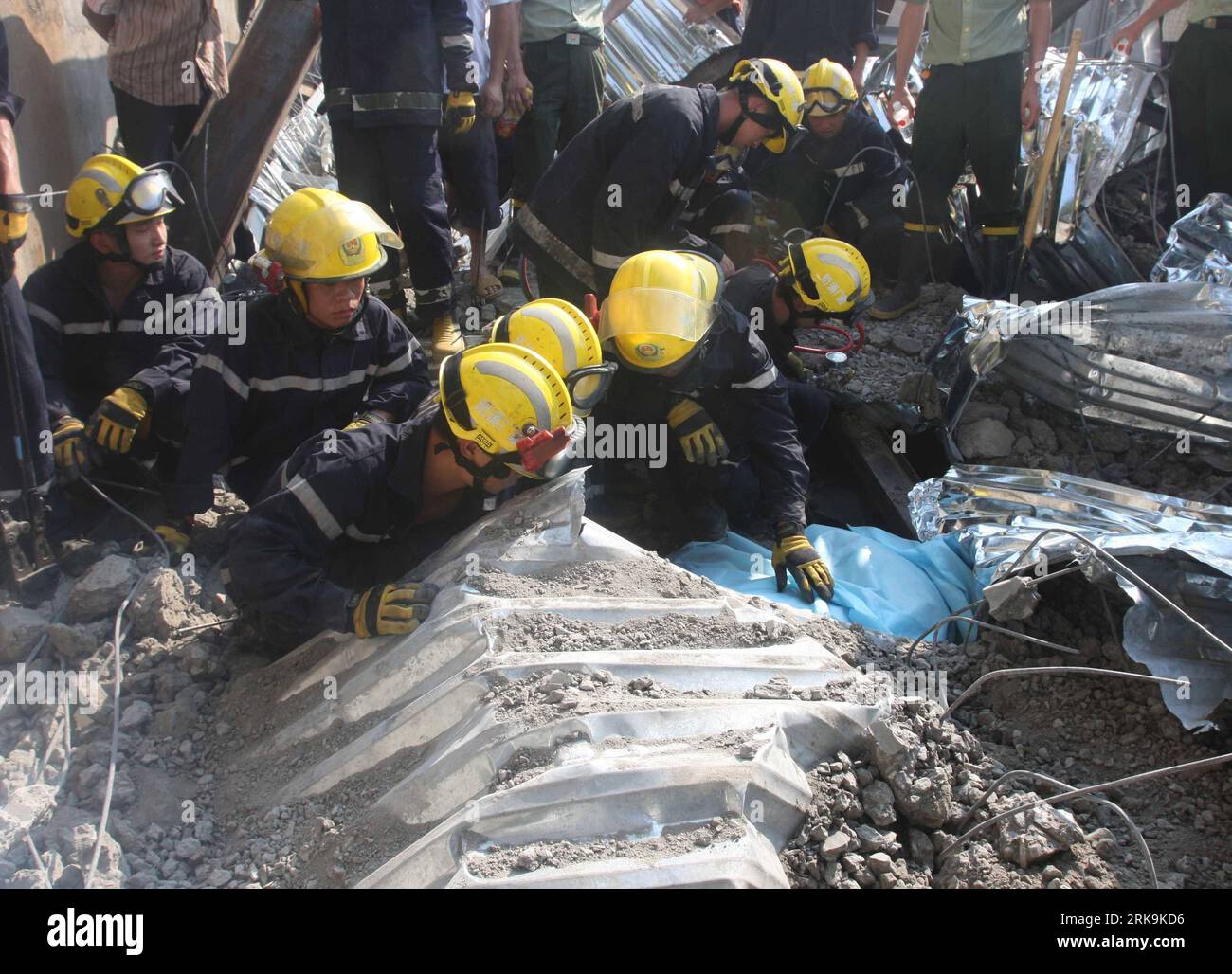 Bildnummer: 54208281  Datum: 05.07.2010  Copyright: imago/Xinhua (100705) -- XIAMEN, July 5, 2010 (Xinhua) -- Rescuers work at the site of a building collapse accident at Huli District of Xiamen, southeast China s Fujian Province, July 5, 2010. The steel-framed building under construction collapsed on Monday, causing four dead and three others injured. (Xinhua)(ypf) (1)CHINA-XIAMEN-BUILDING COLLAPSE ACCIDENT(CN) PUBLICATIONxNOTxINxCHN Gesellschaft Arbeitswelten Unglück Gebäude Haus Einsturz kbdig xub 2010 quer o0 Hauseinsturz, Bergung, Rettung    Bildnummer 54208281 Date 05 07 2010 Copyright I Stock Photo