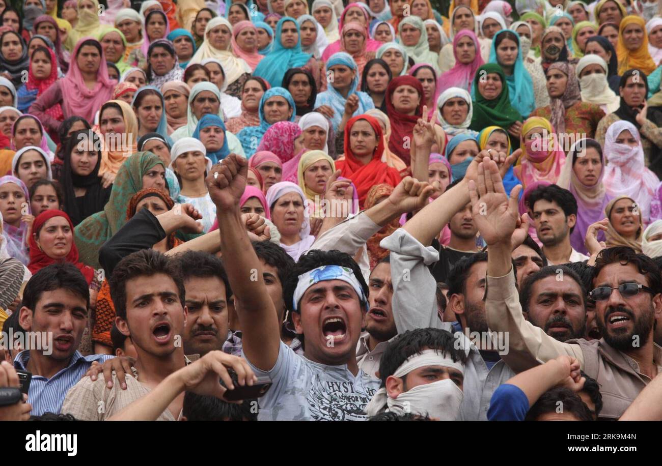 Bildnummer: 54210775  Datum: 06.07.2010  Copyright: imago/Xinhua (100706) -- SRINAGAR, July 6, 2010 (Xinhua)--- shout slogans during the funeral procession of Muzaffar Bhat and Fayaz Ahamed Wani in Srinagar, the summer capital of India-controlled Kashmir, July 6, 2010. Indian authorities Tuesday imposed an indefinite curfew in India-controlled Kashmir s summer capital Srinagar, following fresh violence which left at least two persons dead, including a 25-year-old woman who was allegedly killed in accidental firing by security forces. (Xinhua/Javed Dar)(zl) (1)INDIA-KASHMIR-SRINAGAR-CLASH-FUNER Stock Photo