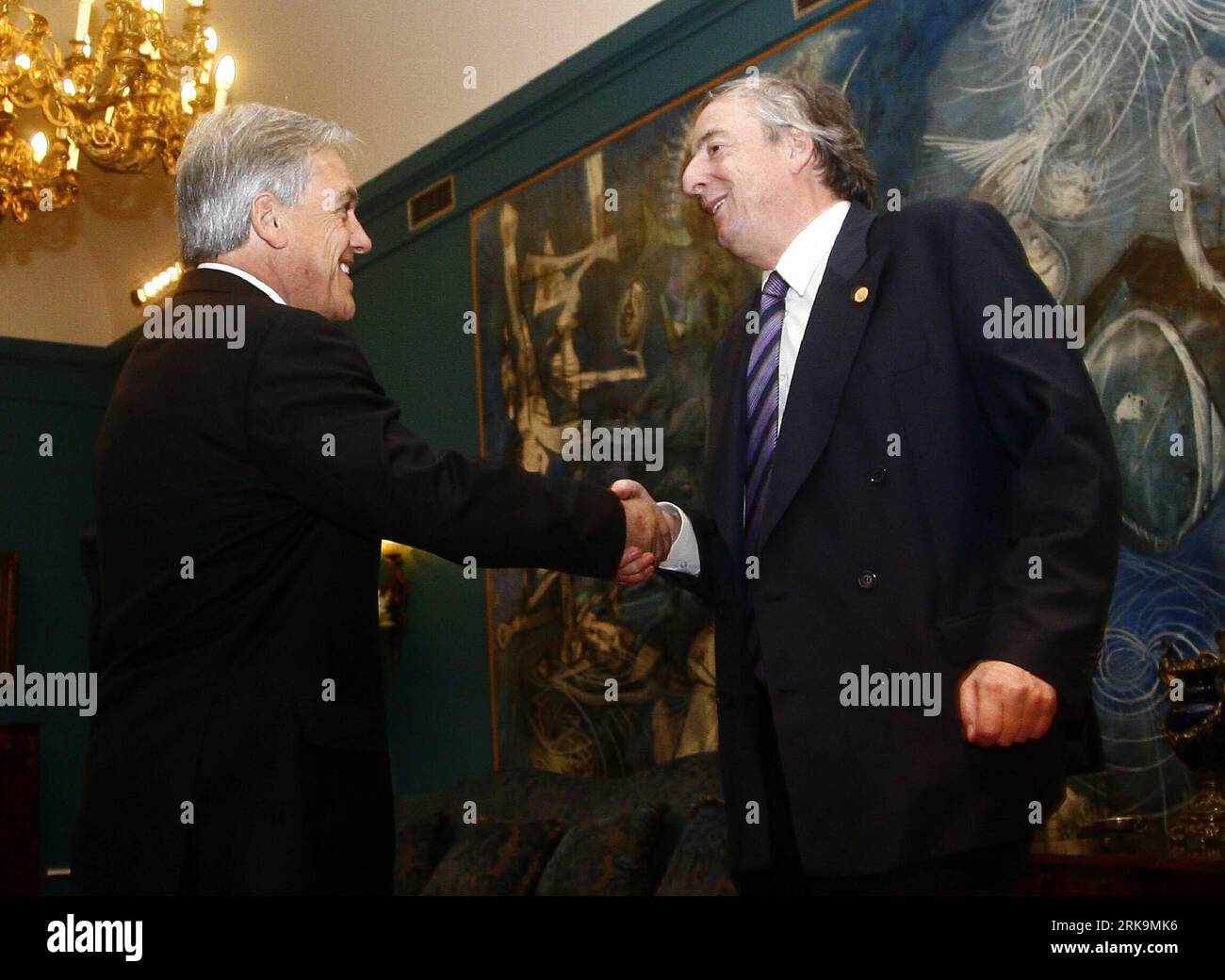 Bildnummer: 54213006  Datum: 06.07.2010  Copyright: imago/Xinhua (100707) -- SANTIAGO, July 7, 2010 (Xinhua) -- Secretary-General of the Union of South American Nations (Unasur) Nestor Kirchner (R) shakes hands with Chilean President Sebastian Pinera during his visit to Chile at La Moneda Palace in Santiago, Chile, on July 6, 2010. (Xinhua/Victor Rojas)(zl) (1)CHILE-SANTIAGO-UNASUR-VISIT PUBLICATIONxNOTxINxCHN People Politik kbdig xdp 2010 quer     Bildnummer 54213006 Date 06 07 2010 Copyright Imago XINHUA  Santiago July 7 2010 XINHUA Secretary General of The Union of South American Nations UN Stock Photo