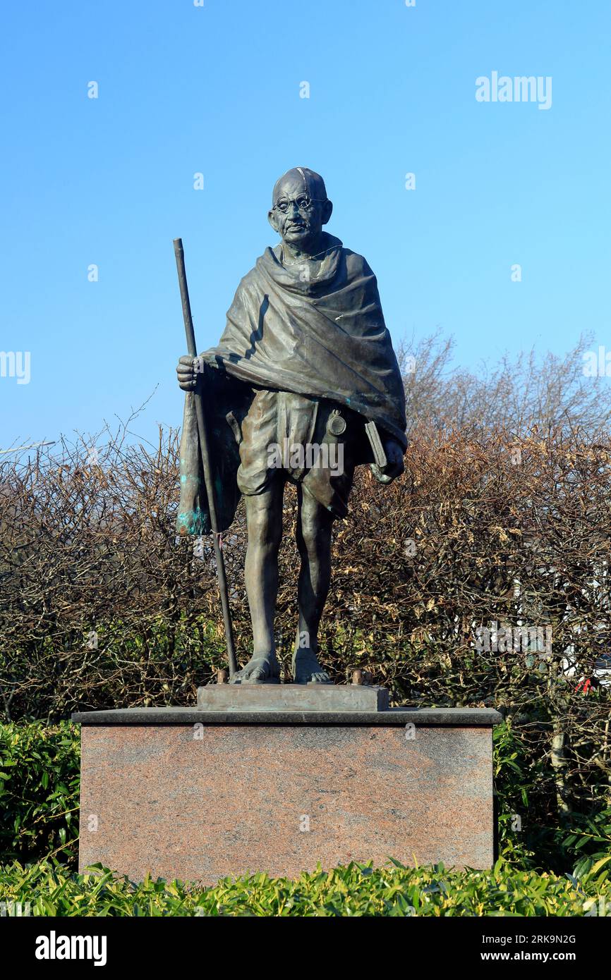 Mahatma Gandhi - Mohandas Karamchand Gandhi - full length statue. Cardiff Bay, South Wales. Sculptors Ram and Anil Sutar,. Taken August 2023. Stock Photo