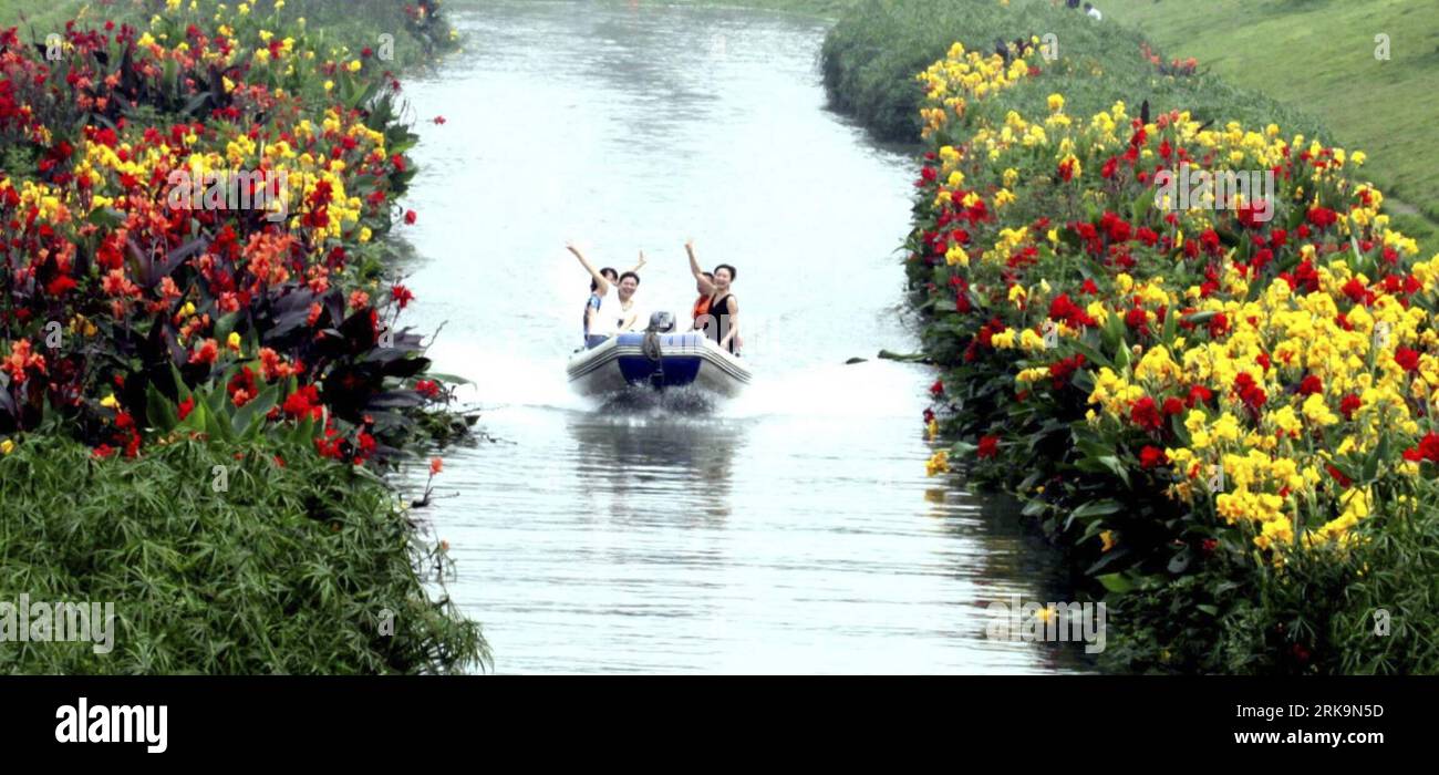 Bildnummer: 54214807  Datum: 07.07.2010  Copyright: imago/Xinhua (100708) -- SHUANGLIU, July 8, 2010 (Xinhua) -- Excursionists revel in boating along the flowery brooklet on the upper reaches of Baihe River, with over 800,000 square meters of flowers and plants growing on the water surface that have remarkably beautified the ecological ambience and made it an tourist attraction in Shuangliu County, southwest China s Sichuan Province, July 7, 2010. (Xinhua) (px) (1)CHINA-SICHUAN-BAIHE RIVER-FLOWERY BROOKLET-SCENERY(CN) PUBLICATIONxNOTxINxCHN Gesellschaft Aktivitäten Bootsfahrt Bootsausflug Blum Stock Photo