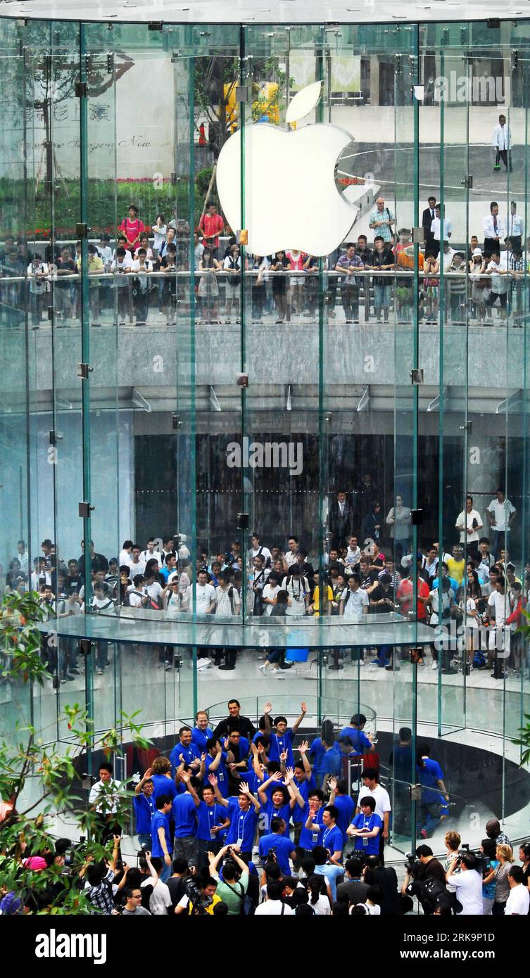 Bildnummer: 54219208  Datum: 10.07.2010  Copyright: imago/Xinhua (100710) -- SHANGHAI, July 10, 2010 (Xinhua) -- queue to enter the Apple flagship store at the Lujiazui district of east China s Shanghai Municipality, July 10, 2010. The first Apple flagship store in Shanghai, selling Apple products and offering free technical supports to customers, was opened on Saturday. (Xinhua) (mcg) CHINA-SHANGHAI-APPLE FLAGSHIP STORE-OPEN (CN) PUBLICATIONxNOTxINxCHN Wirtschaft China Apple kbdig xcb 2010 hoch premiumd xint o0 Gebäude Einzelhandel    Bildnummer 54219208 Date 10 07 2010 Copyright Imago XINHUA Stock Photo