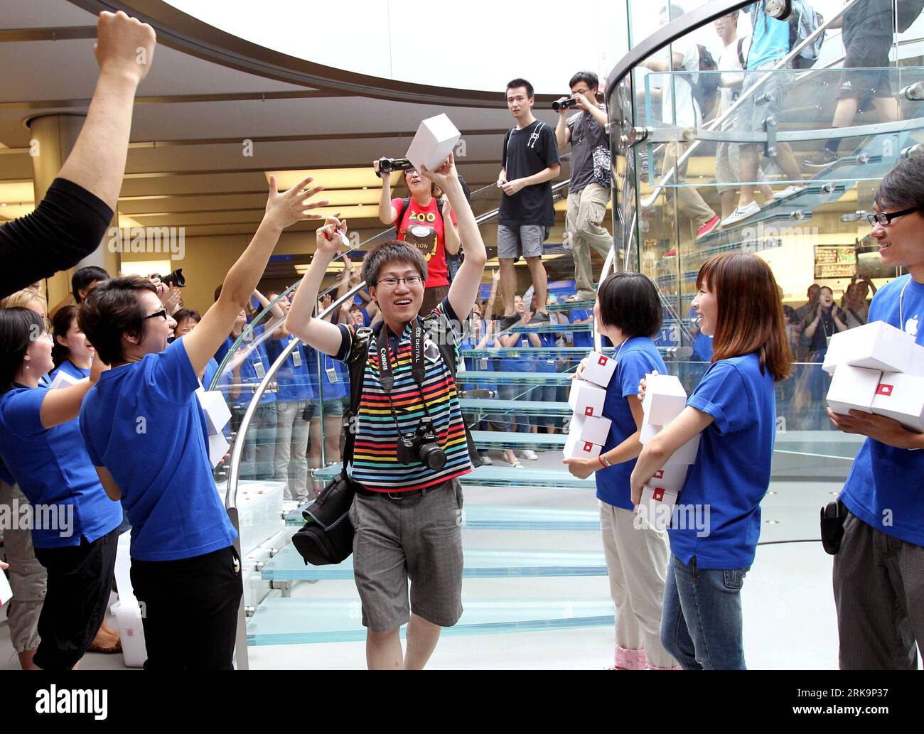 Bildnummer: 54218759  Datum: 10.07.2010  Copyright: imago/Xinhua (100710) -- SHANGHAI, July 10, 2010 (Xinhua) -- A customer is welcomed by staff workers as he enters an Apple flagship store, the first of its kind in Shanghai, in the Lujiazui area of Pudong District, Shanghai, China, July 10, 2010. The flagship store not only sells Apple products, but also offers technical supports to customers. (Xinhua/Fan Jun) (hdt) (4)CHINA-SHANGHAI-APPLE-FLAGSHIP STORE-OPEN (CN) PUBLICATIONxNOTxINxCHN Wirtschaft China Apple kbdig xcb 2010 quer premiumd xint  o0 Eröffnung    Bildnummer 54218759 Date 10 07 20 Stock Photo