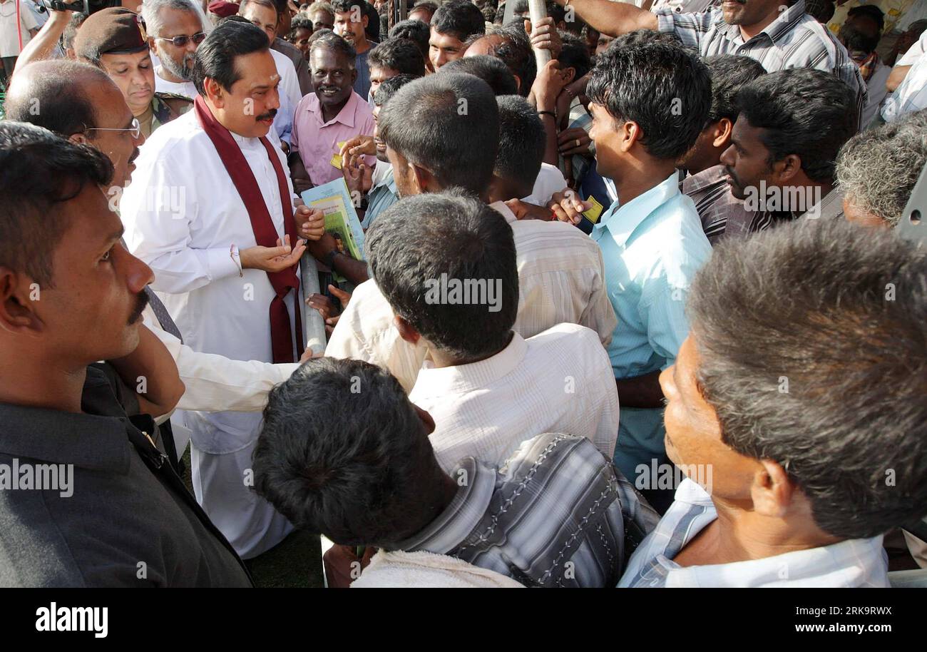 Bildnummer: 54227706  Datum: 14.07.2010  Copyright: imago/Xinhua (100714) -- KILINOCHCHI, July 14, 2010 (Xinhua) -- Sri Lankan President Mahinda Rajapaksa talks with residents in the north district of Kilinochchi, Sri Lanka, July 14, 2010. Rajapaksa visited some areas of the district on Wednesday after chairing the first ever meeting of the cabinet of ministers held at Kilinochchi, the former administrative capital of the Liberation Tigers of Tamil Eelam (LTTE). The government said the Kilinochchi cabinet meeting demonstrated the government s readiness to take the development to former battle Stock Photo