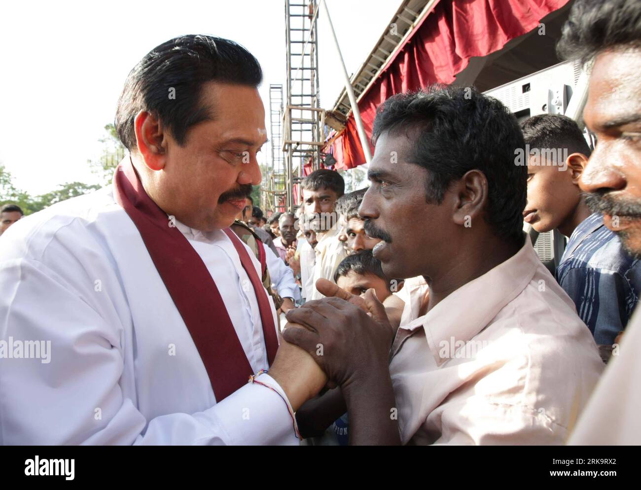 Bildnummer: 54227713  Datum: 14.07.2010  Copyright: imago/Xinhua (100714) -- KILINOCHCHI, July 14, 2010 (Xinhua) -- Sri Lankan President Mahinda Rajapaksa talks with residents in the north district of Kilinochchi, Sri Lanka, July 14, 2010. Rajapaksa visited some areas of the district on Wednesday after chairing the first ever meeting of the cabinet of ministers held at Kilinochchi, the former administrative capital of the Liberation Tigers of Tamil Eelam (LTTE). The government said the Kilinochchi cabinet meeting demonstrated the government s readiness to take the development to former battle Stock Photo