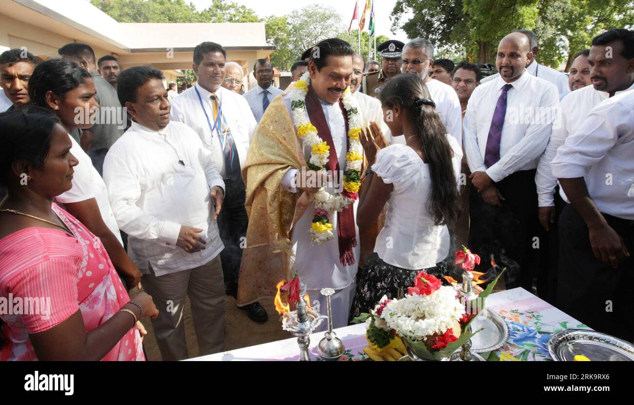 Bildnummer: 54227711  Datum: 14.07.2010  Copyright: imago/Xinhua (100714) -- KILINOCHCHI, July 14, 2010 (Xinhua) -- Sri Lankan President Mahinda Rajapaksa talks with residents in the north district of Kilinochchi, Sri Lanka, July 14, 2010. Rajapaksa visited some areas of the district on Wednesday after chairing the first ever meeting of the cabinet of ministers held at Kilinochchi, the former administrative capital of the Liberation Tigers of Tamil Eelam (LTTE). The government said the Kilinochchi cabinet meeting demonstrated the government s readiness to take the development to former battle Stock Photo