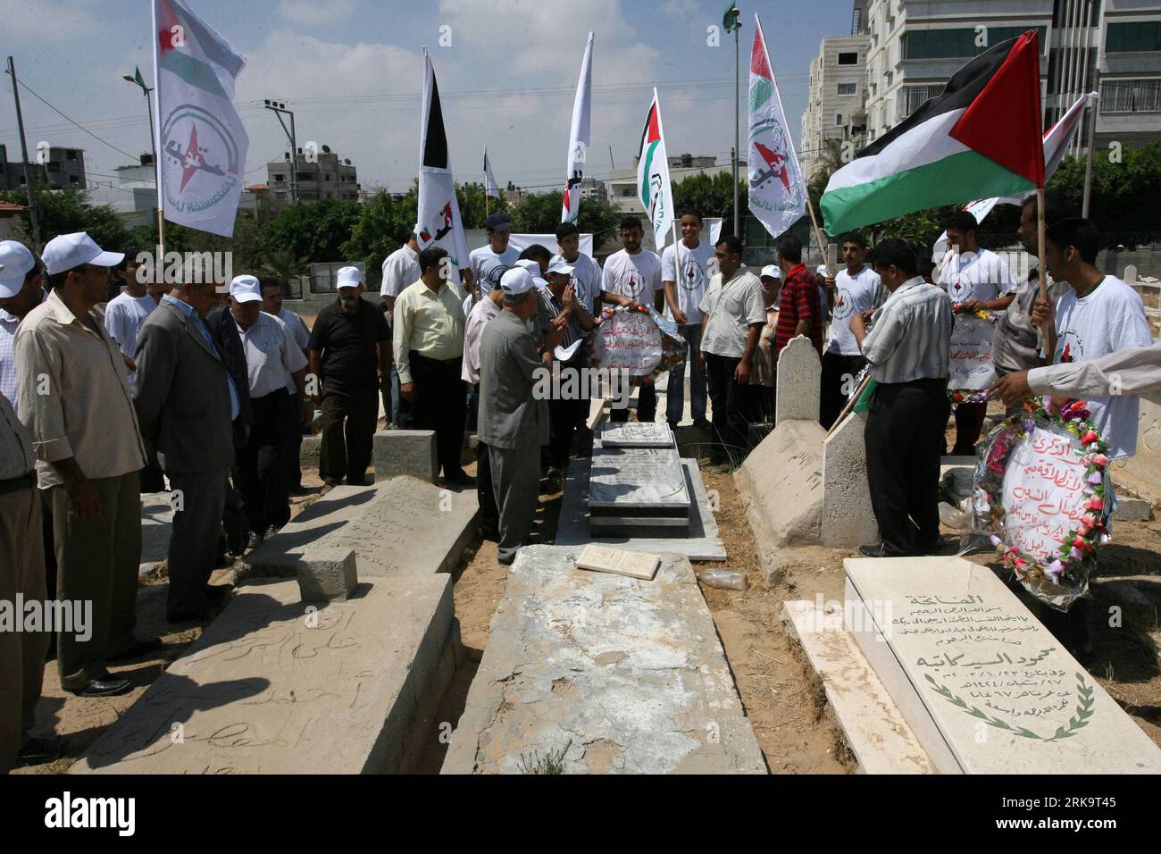 Bildnummer: 54229789  Datum: 15.07.2010  Copyright: imago/Xinhua (100715) -- GAZA, July 15, 2010 (Xinhua) -- Members of the Palestine Popular Struggle Front visit the martyrs cemetery during a rally marking the 43rd anniversary of its founding, in Gaza City, July 15, 2010. (Xinhua/Thaer Hassani)(zl) (1)MIDEAST-GAZA-POPULAR STRUGGLE FRONT-RALLY PUBLICATIONxNOTxINxCHN Gesellschaft kbdig xsk 2010 quer o0 Friedhof Jahrestag PPSF PSF Gründung 43    Bildnummer 54229789 Date 15 07 2010 Copyright Imago XINHUA  Gaza July 15 2010 XINHUA Members of The Palestine Popular Struggle Front Visit The Martyrs C Stock Photo