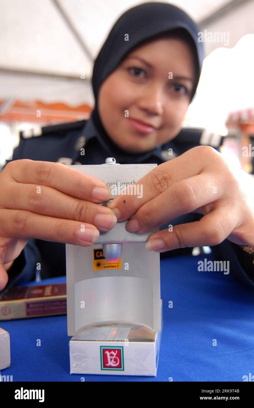 malaysia customs cigarettes More cigarette pack hi-res stock photography and images