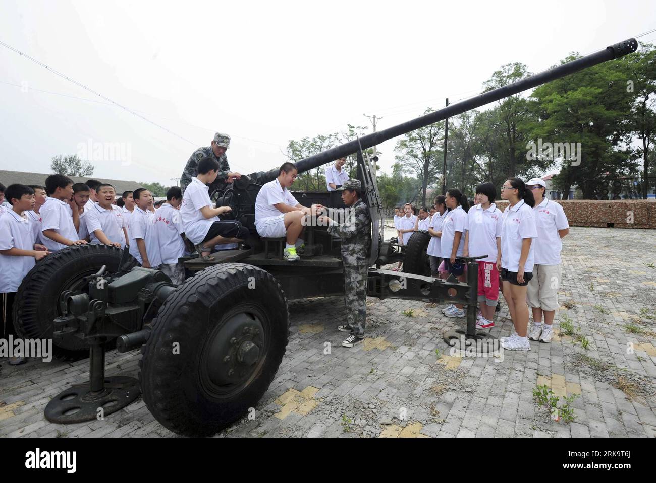 Bildnummer: 54229801  Datum: 15.07.2010  Copyright: imago/Xinhua (100715) -- SHENYANG, July 15, 2010 (Xinhua) -- Pupils of Hemu Road Primary School visit a national defense education base in Shenyang, capital of northeast China s Liaoning Province, July 15, 2010. Some 200 pupils of the primary school took part in the two-day barrack experience activity on Thursday. (Xinhua/Zhang Wenkui) (mcg) (CN) PUBLICATIONxNOTxINxCHN Gesellschaft Schüler Militär Besuch Militärstützpunkt kbdig xsk 2010 quer o0 Waffe Kanone    Bildnummer 54229801 Date 15 07 2010 Copyright Imago XINHUA  Shenyang July 15 2010 X Stock Photo