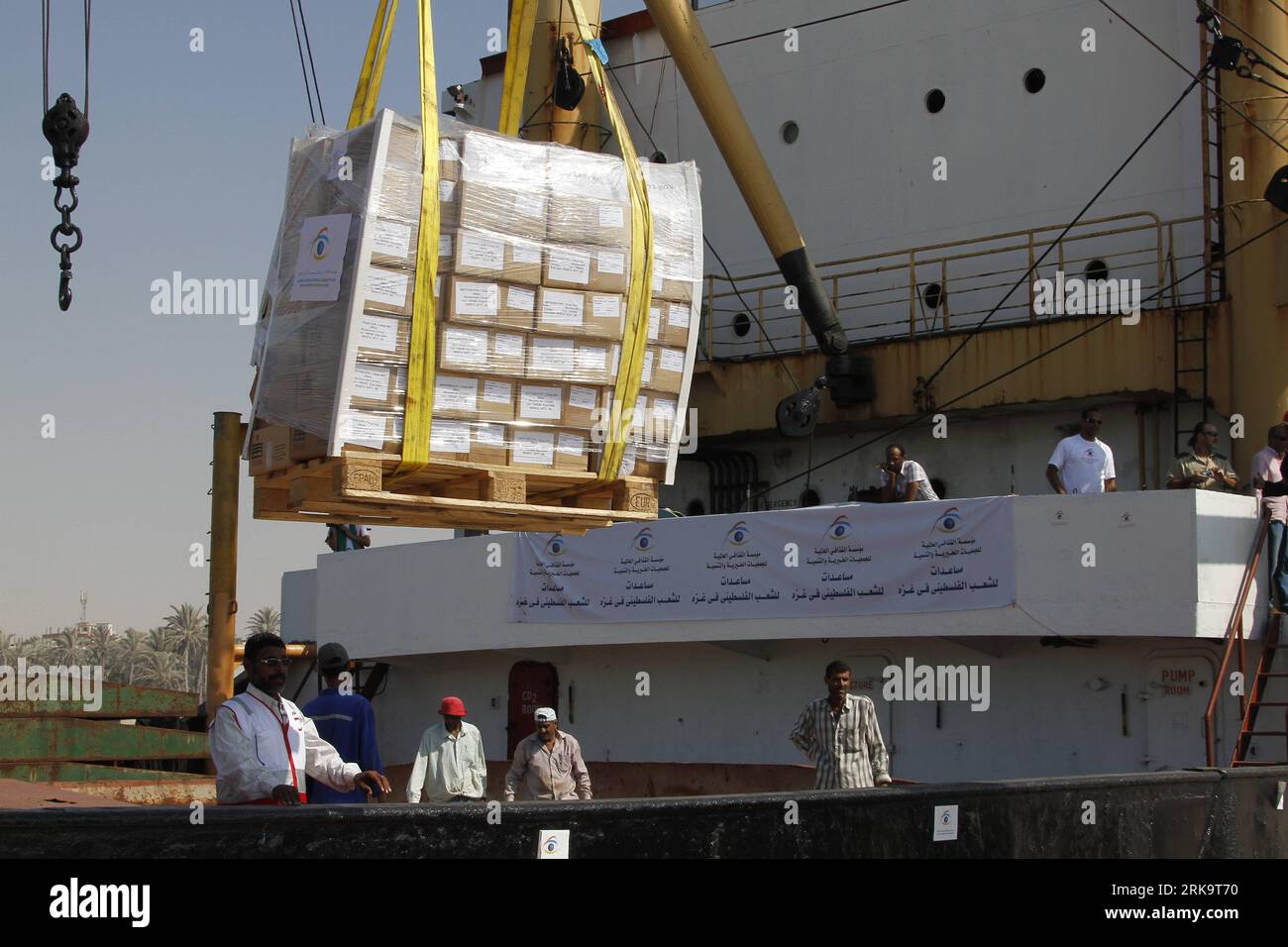 Bildnummer: 54229997  Datum: 15.07.2010  Copyright: imago/Xinhua (100715) -- ALARISH (EGYPT), July 15, 2010 (Xinhua) -- Workers unload supplies from the Libyan ship Al-Amal (Hope) at El-Arish port, about 360 kilometers northeast of Cairo, capital of Egypt, on July 15, 2010. The Gaza-bound Libyan aid ship Al-Amal arrived at Egypt s el-Arish port on Thursday. On Tuesday, organizers of the Libyan-commissioned aid ship said Israeli naval forces have intercepted the ship, ordering it to head to Egypt. (Xinhua/Nasser Nouri) (lyi) (7)EGYPT-EL-ARISH-LIBYA-AID SHIP-ARRIVAL PUBLICATIONxNOTxINxCHN Gesell Stock Photo