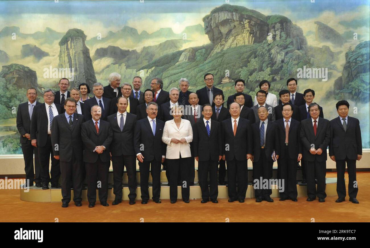 Front row) Chinese Premier Li Qiang (3rd from R), Yohei Kono (3rd