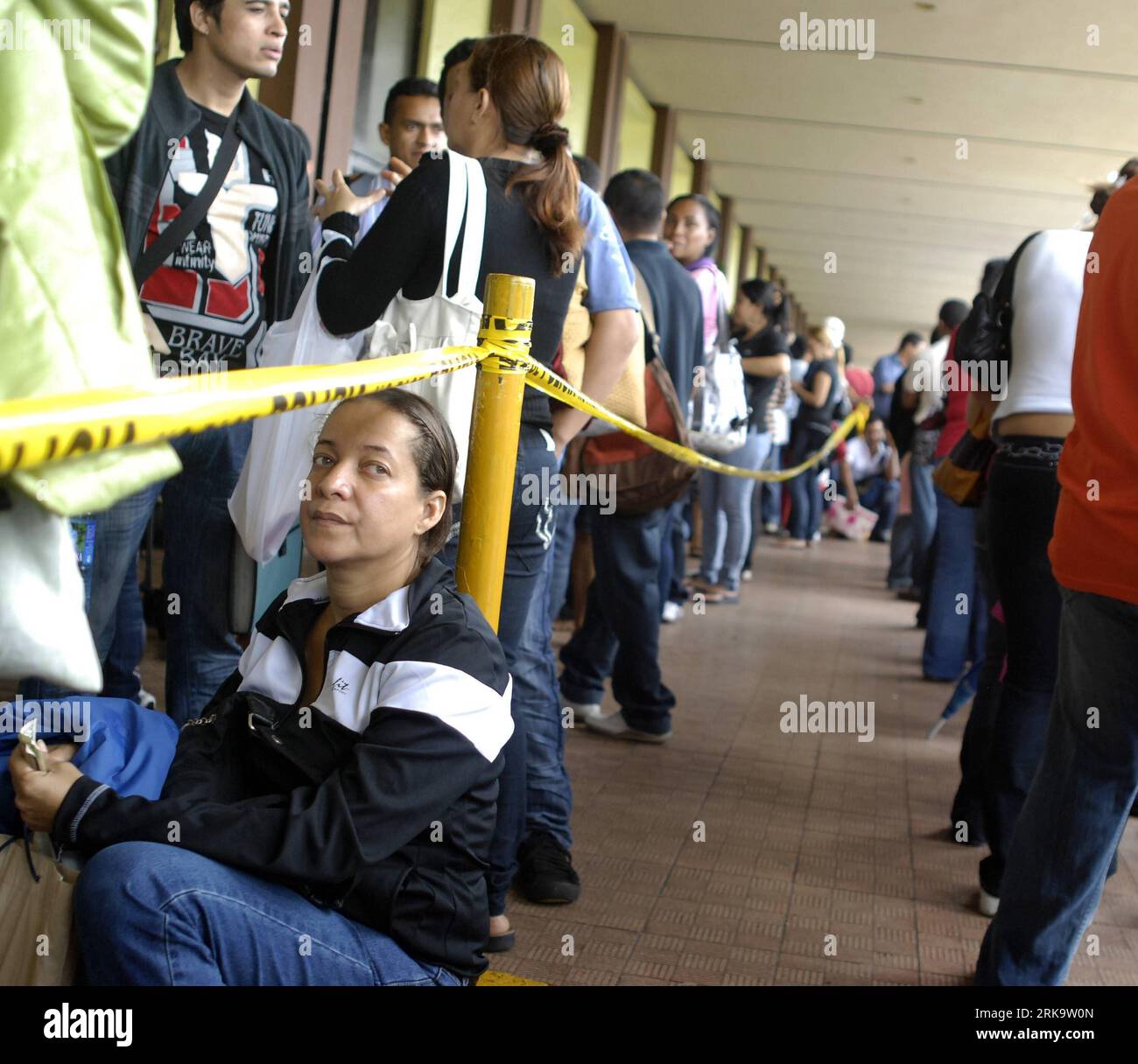 Bildnummer: 54233740  Datum: 17.07.2010  Copyright: imago/Xinhua (100717) -- PANAMA CITY, July 17, 2010 (Xinhua) -- Illegal immigrants wait to get legal ID at the Atlapa exhibition and convention center in Panama City, July 17, 2010. About 20,000 undocumented foreigners living in Panama will be granted legal right to stay, an official of National Service of Migration (SNM) said on Thursday. (Xinhua) (zx) (2)PANAMA-ILLEGAL IMMIGRANTS-LEGAL ID PUBLICATIONxNOTxINxCHN Gesellschaft Immigranten Einwanderung Panama premiumd xint kbdig xsp 2010 quadrat o00 Warteschlange    Bildnummer 54233740 Date 17 Stock Photo