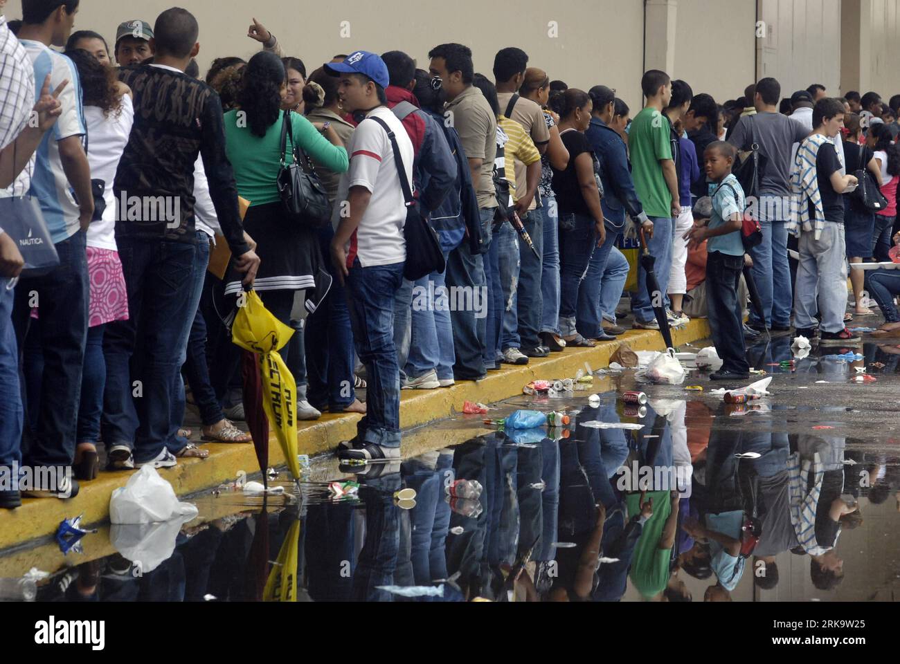 Bildnummer: 54233742  Datum: 17.07.2010  Copyright: imago/Xinhua (100717) -- PANAMA CITY, July 17, 2010 (Xinhua) -- Illegal immigrants wait to get legal ID at the Atlapa exhibition and convention center in Panama City, July 17, 2010. About 20,000 undocumented foreigners living in Panama will be granted legal right to stay, an official of National Service of Migration (SNM) said on Thursday. (Xinhua) (zx) (1)PANAMA-ILLEGAL IMMIGRANTS-LEGAL ID PUBLICATIONxNOTxINxCHN Gesellschaft Immigranten Einwanderung Panama premiumd xint kbdig xsp 2010 quer  o00 Warteschlange    Bildnummer 54233742 Date 17 07 Stock Photo