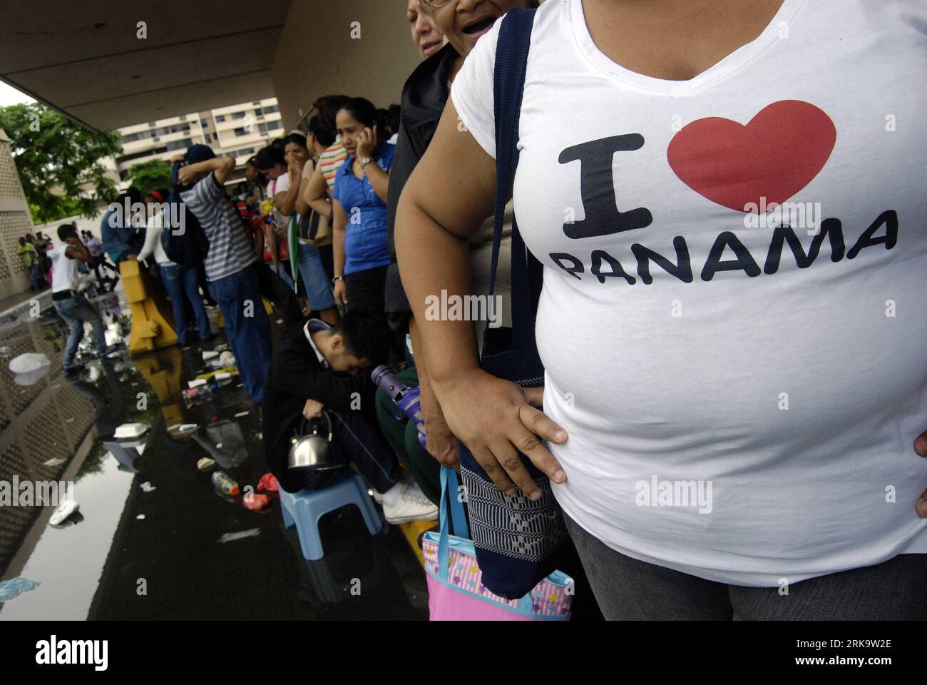 Bildnummer: 54233741  Datum: 17.07.2010  Copyright: imago/Xinhua (100717) -- PANAMA CITY, July 17, 2010 (Xinhua) -- Illegal immigrants wait to get legal ID at the Atlapa exhibition and convention center in Panama City, July 17, 2010. About 20,000 undocumented foreigners living in Panama will be granted legal right to stay, an official of National Service of Migration (SNM) said on Thursday. (Xinhua) (zx) (5)PANAMA-ILLEGAL IMMIGRANTS-LEGAL ID PUBLICATIONxNOTxINxCHN Gesellschaft Immigranten Einwanderung Panama premiumd xint kbdig xsp 2010 quer     Bildnummer 54233741 Date 17 07 2010 Copyright Im Stock Photo