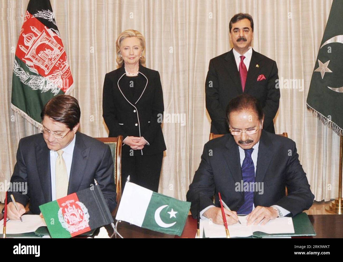 Bildnummer: 54236918  Datum: 18.07.2010  Copyright: imago/Xinhua (100718) -- ISLAMABAD, July 18, 2010 (Xinhua) -- Pakistan s Commerce Minister Makhdoom Amin Fahim (R, front) and his Afghan counterpart Commerce Minister Anwar-ul-Haq Ahadi (L, front) sign agreements on Pakistan-Afghanistan transit trade, as Pakistan s Prime Minister Yusuf Raza Gilani (R, rear) and U.S. Secretary of State Hillary Clinton look on, in Islamabad, capital of Pakistan, July 18, 2010. (Xinhua) (zw) PAKISTAN-ISLAMABAD-AFGHANISTAN-TRANSIT TRADE-AGREEMENT PUBLICATIONxNOTxINxCHN People Politik kbdig xcb 2010 quer premiumd Stock Photo