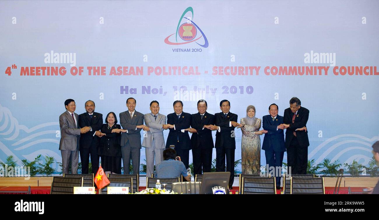 Bildnummer: 54238657  Datum: 19.07.2010  Copyright: imago/Xinhua (100719) -- HANOI, July 19, 2010 (Xinhua) -- Participants join hands during the 4th Meeting of ASEAN Political Security Community Council held at the National Convention Center in Hanoi, capital of Vietnam, on July 19, 2010. A series of ASEAN ministerial meetings, to be held on July 19-23 in Hanoi, will include the 43rd ASEAN Ministerial Meeting (AMM), the Post Ministerial Conferences (PMC) with Dialogue Partners and the 17th ASEAN Regional Forum (ARF). (Xinhua/Chen Duo)(zl) (1)VIET NAM-HANOI-ASEAN POLITICAL SECURITY COMMUNITY CO Stock Photo