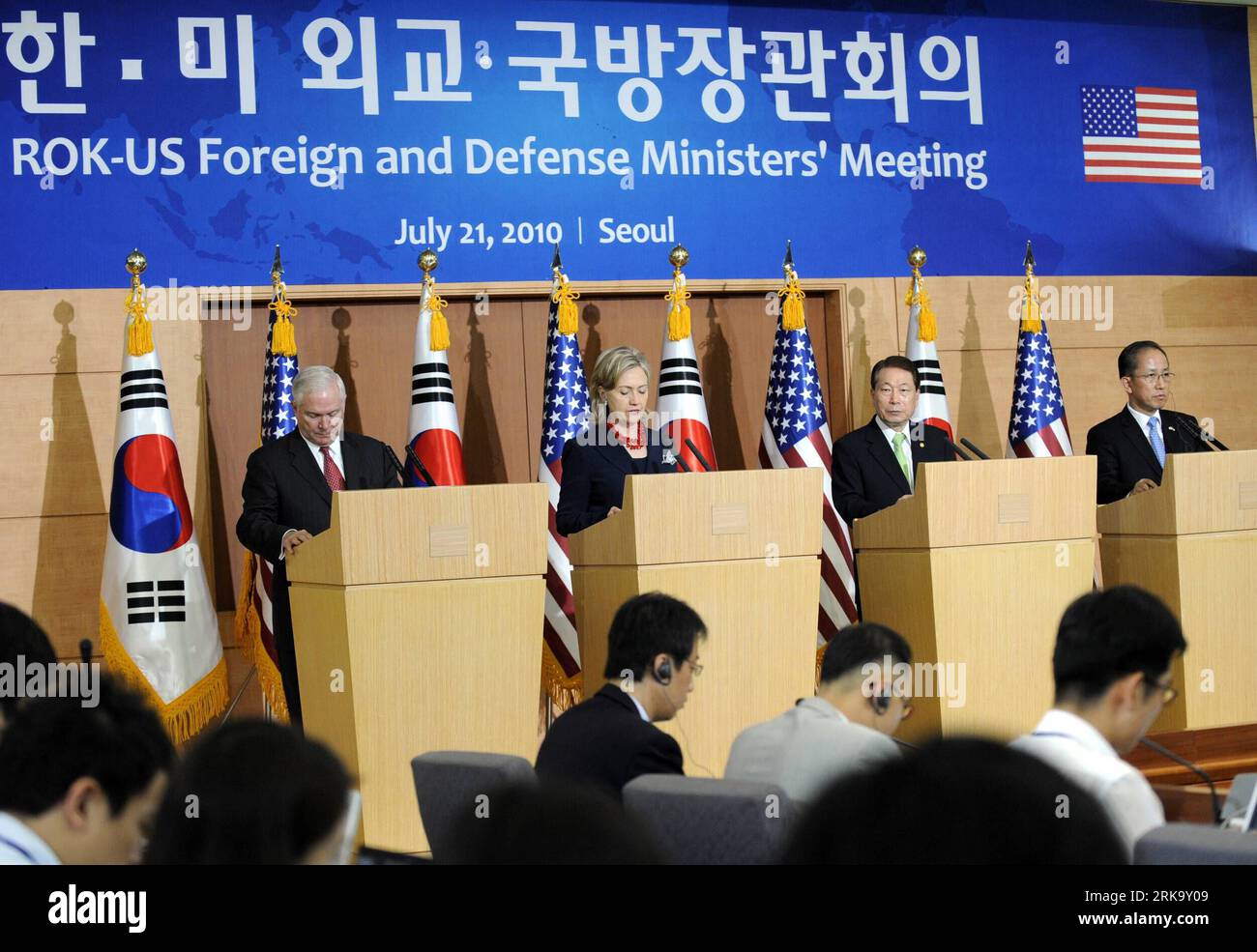 Bildnummer: 54244462  Datum: 21.07.2010  Copyright: imago/Xinhua (100721) -- SEOUL, July 21, 2010 (Xinhua) -- South Korean Foreign Minister Yu Myung-hwan (2nd R), Defense Minister Kim Tae-young (1st R) and U.S. Secretary of State Hillary Clinton (2nd L), U.S. Defense Secretary Robert Gates hold a joint press conference after their meeting in Seoul, July 21, 2010. Top diplomats and defense officials from South Korea and the United States on Wednesday warned of serious consequences in case of the Democratic People s Republic of Korea (DPRK) s further provocations and announced a plan to introduc Stock Photo