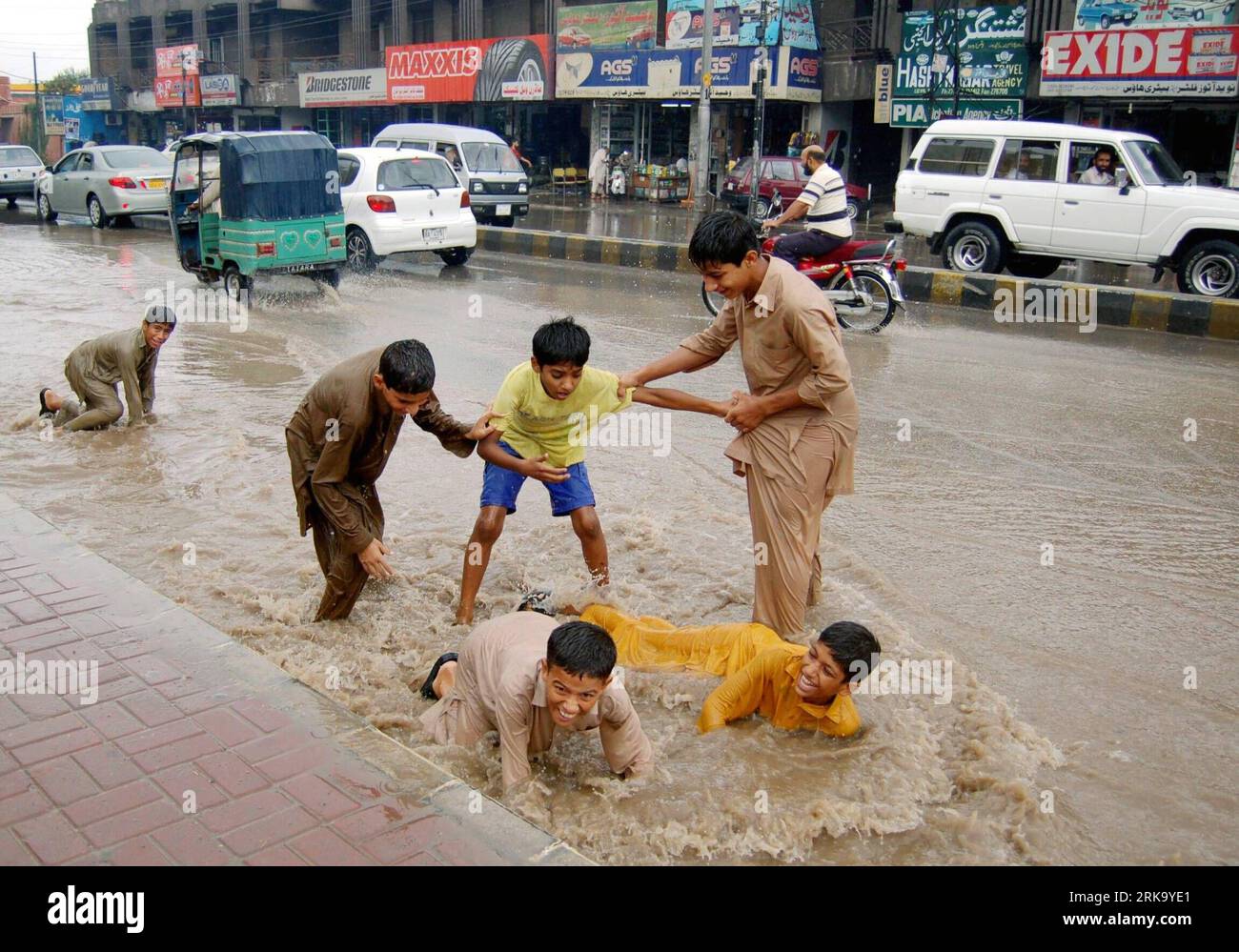 Bildnummer: 54245312  Datum: 22.07.2010  Copyright: imago/Xinhua (100722) -- PESHAWAR, July 22, 2010 (Xinhua) -- Children have fun in the waterlogged street in northwest Pakistan s Peshawar on July 22, 2010. At least 25 were killed due to heavy rainfall brought by the monsoon in Pakistan. (Xinhua/Saeed Ahmad)(zl) (1)PAKISTAN-MONSOON PUBLICATIONxNOTxINxCHN Gesellschaft Wetter Regen Monsun Hochwasser Premiumd xint kbdig xub 2010 quer     Bildnummer 54245312 Date 22 07 2010 Copyright Imago XINHUA  Peshawar July 22 2010 XINHUA Children have Fun in The waterlogged Street in Northwest Pakistan S Pes Stock Photo