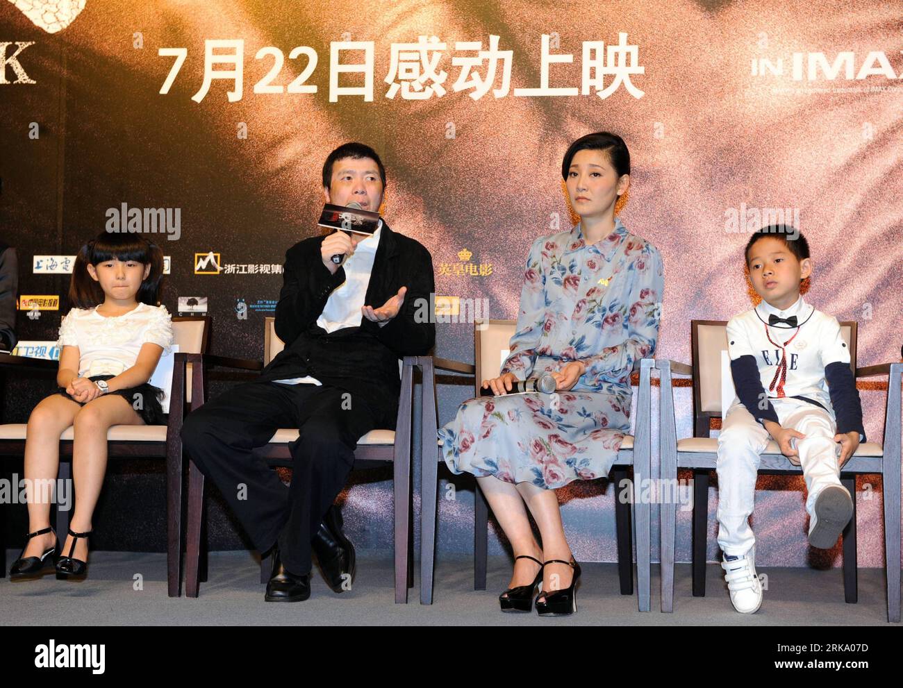 Bildnummer: 54248547  Datum: 13.07.2010  Copyright: imago/Xinhua (100723) -- SUZHOU, July 23, 2010 (Xinhua) -- Director Feng Xiaogang (2nd L) answers question of journalists during a premiere news conference in Beijing, capital of China, July 13, 2010. In 1976, a 7.8-magnitude quake hit Tangshan City of north China s Hebei Province, and left more than 240,000 dead. The movie Aftershock which is directed by Feng Xiaogang, reflects the devastating earthquake in Tangshan in 1976. The film, with the tagline 23 seconds, 32 years, tells the story of a mother who had to make a choice between saving h Stock Photo