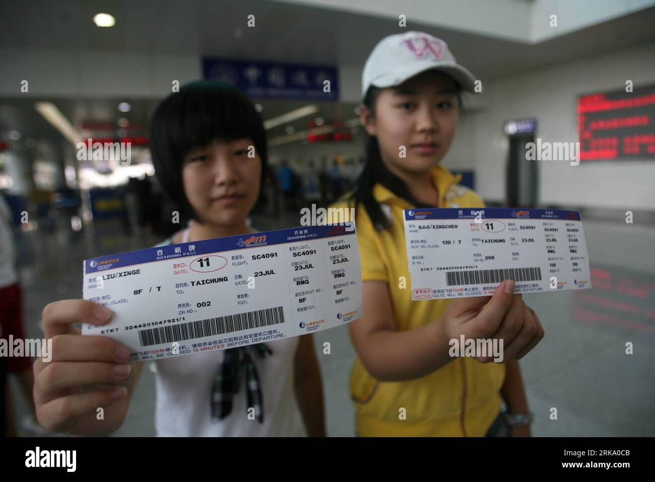 Bildnummer: 54248979  Datum: 23.07.2010  Copyright: imago/Xinhua (100723) -- JINAN, July 23, 2010 (Xinhua) -- Passengers present their boarding passes at the airport in Jinan, capital of east China s Shandong Province, July 23, 2010. Shandong Airlines launched direct flights from Jinan to Taichung Friday, which is the sixth route between east China s Shandong Province and southeast China s Taiwan. The first flight reached Ching Chuan Kang Airport in Taichung at 10 o clock am. (Xinhua/Lu Chuanquan)(xzj) (4)CHINA-SHANGDONG-JINAN-TAIWAN-TAICHUNG-DIRECT FLIGHT(CN) PUBLICATIONxNOTxINxCHN Gesellscha Stock Photo