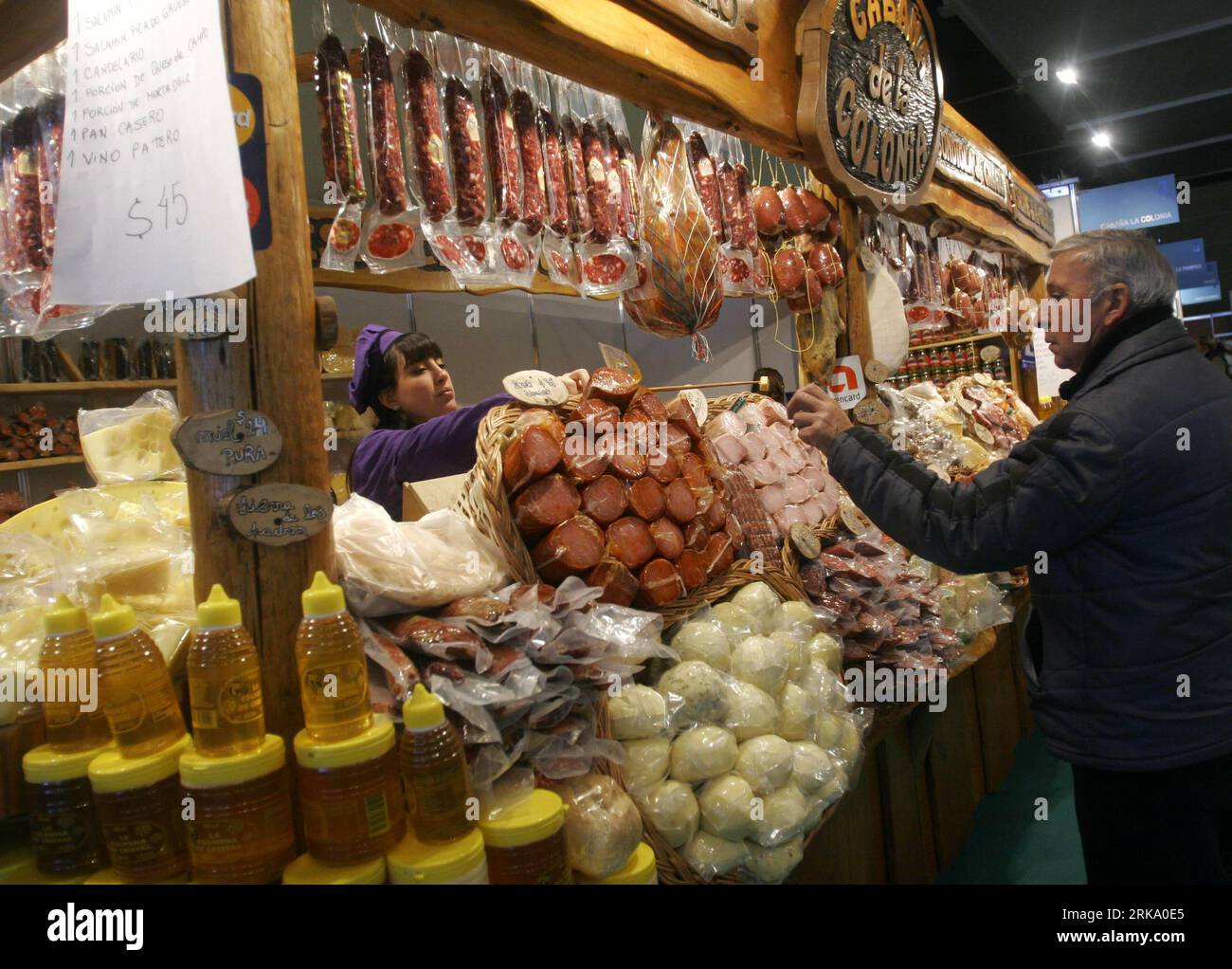 Bildnummer: 54249464  Datum: 23.07.2010  Copyright: imago/Xinhua (100723) -- BUENOS AIRES, July 23, 2010 (Xinhua) -- A man selects farming products at the 124th edition of the Agriculture, Livestock and Industry Fair in Buenos Aires, Argentina, July 23, 2010. Some 4,000 livestocks from 450 Argentine farms were on show in the fair. (Xinhua/Luciano Thieberger) (zw) (3)ARGENTINA-BUENOS AIRES-AGRICULTURE-LIVESTOCK-FAIR PUBLICATIONxNOTxINxCHN Wirtschaft Messe Landwirtschaftsmesse Landwirtschaft Premiumd xint kbdig xub 2010 quer o0 Wurst, Food    Bildnummer 54249464 Date 23 07 2010 Copyright Imago X Stock Photo