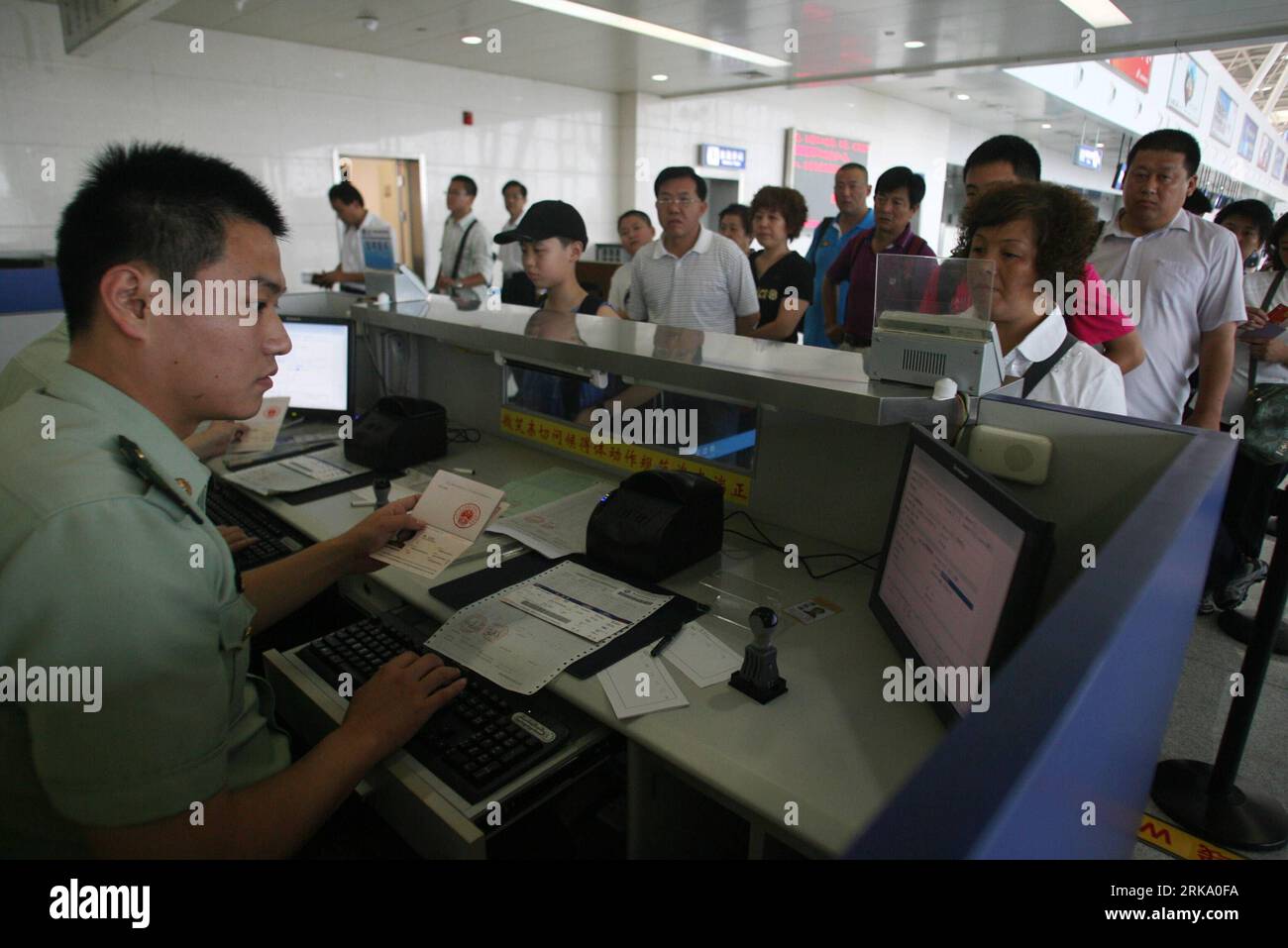Bildnummer: 54248977  Datum: 23.07.2010  Copyright: imago/Xinhua (100723) -- JINAN, July 23, 2010 (Xinhua) -- Passengers check out at the airport in Jinan, capital of east China s Shandong Province, July 23, 2010. Shandong Airlines launched direct flights from Jinan to Taichung Friday, which is the sixth route between east China s Shandong Province and southeast China s Taiwan. The first flight reached Ching Chuan Kang Airport in Taichung at 10 o clock am. (Xinhua/Lu Chuanquan)(xzj) (2)CHINA-SHANGDONG-JINAN-TAIWAN-TAICHUNG-DIRECT FLIGHT(CN) PUBLICATIONxNOTxINxCHN Gesellschaft Verkehr Luftfahrt Stock Photo