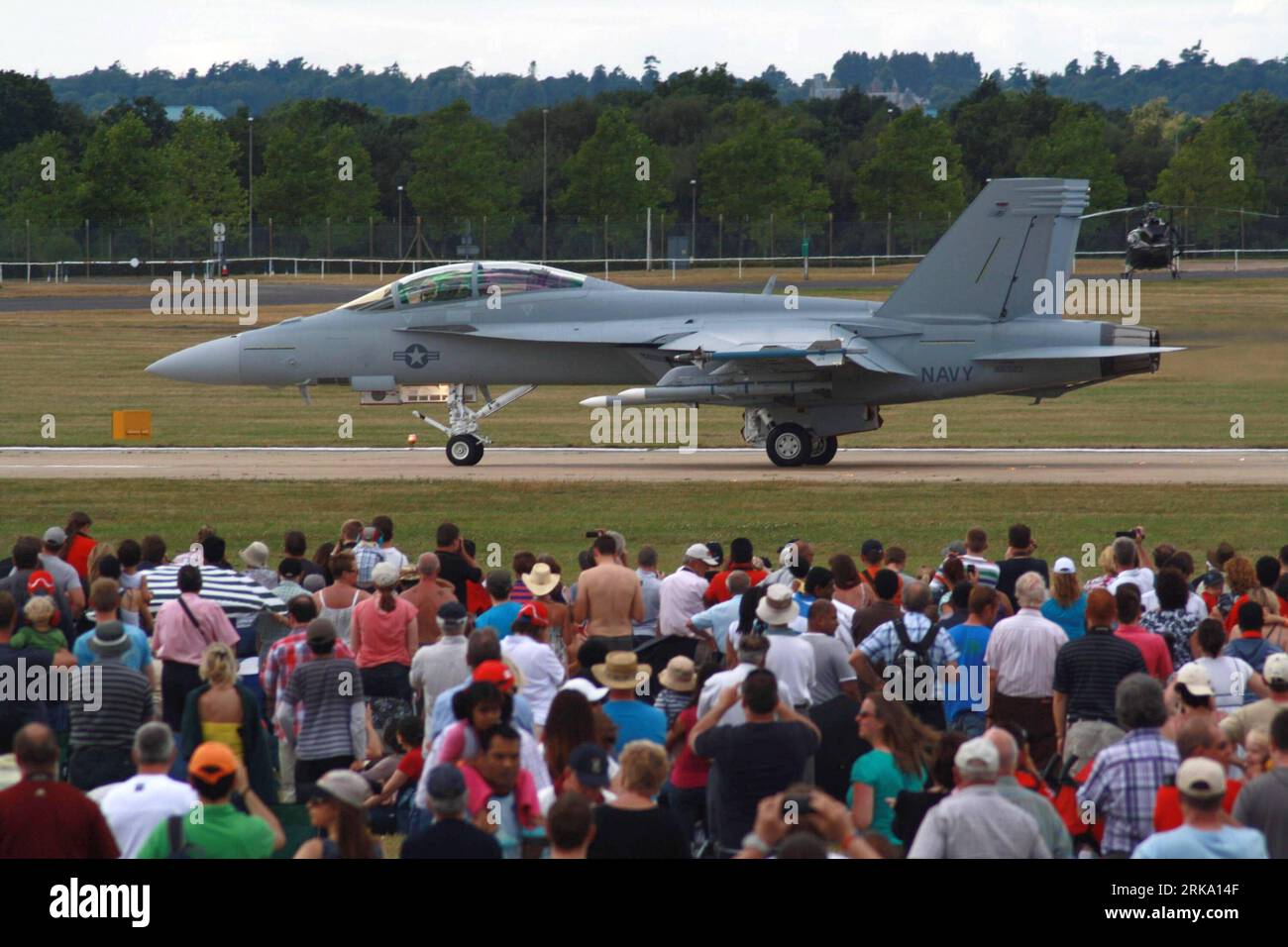 Bildnummer: 54250861  Datum: 24.07.2010  Copyright: imago/Xinhua (100725) -- FARNBOROUGH, July 25, 2010(Xinhua)-- Visitors watch a F/A-18 taking off during Farnborough Air Show 2010 in Farnborough, a town in south England, July 24, 2010. About 160,000 are expected to visit the air show which is opened to the public during this weekend. (Xinhua/Qi Jia) (ypf) BRITAIN-FARNBOROUGH AIRSHOW-PUBLIC DAY PUBLICATIONxNOTxINxCHN Gesellschaft Verkehr Luftfahrt Messe Flugshow kbdig xcb 2010 quer o0 Airshow, FA18, FA, Kampfflugzeug, Flugzeug, Objekte    Bildnummer 54250861 Date 24 07 2010 Copyright Imago XI Stock Photo