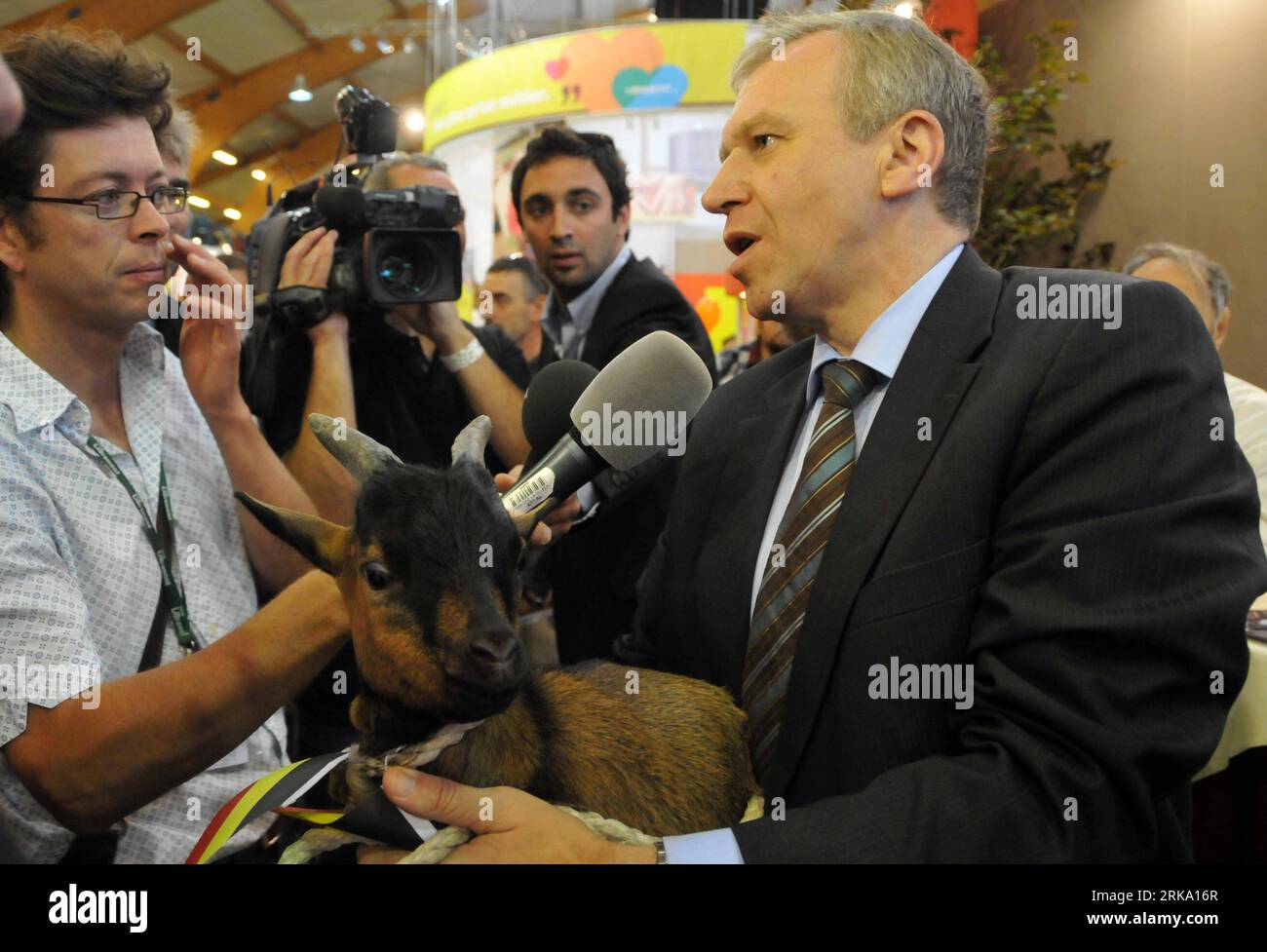 Bildnummer: 54250880  Datum: 24.07.2010  Copyright: imago/Xinhua (100725) -- LIBRAMONT, July 25, 2010 (Xinhua) -- Belgian Prime Minister Yves Leterme (1st R) receives interviews while carrying a little goat at the agricultural fair in Libramont, Belgium, July 24, 2010. The agricultural fair, lasting four days, opened in Libramont on Friday. (Xinhua/Wang Xiaojun)(axy) BELGIUM-LIBRAMONT-AGRICULTURE FAIR PUBLICATIONxNOTxINxCHN Wirtschaft Landwirtschaft Messe kbdig xcb 2010 quer  o0 Landwirtschaftsmesse, People, Politik    Bildnummer 54250880 Date 24 07 2010 Copyright Imago XINHUA  Libramont July Stock Photo