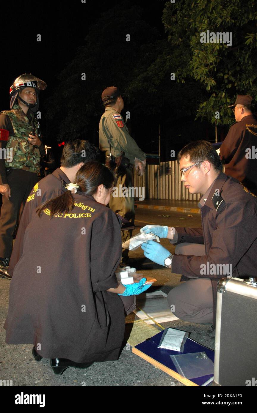 Bildnummer: 54252380  Datum: 25.07.2010  Copyright: imago/Xinhua (100725) -- BANGKOK, July 25, 2010 (Xinhua) -- Police officers investigate at the site of blast in Bangkok, Thailand on July 25, 2010. At least 10 were wounded in the bomb blast on Sunday. (Xinhua/Zhu Li) (zl) (1)THAILAND-BANGKOK-BLAST PUBLICATIONxNOTxINxCHN Gesellschaft Politik Bombenanschlag Bangkok Terror terroranschlag Bombe kbdig xsp 2010 hoch o0 Spurensicherung    Bildnummer 54252380 Date 25 07 2010 Copyright Imago XINHUA  Bangkok July 25 2010 XINHUA Police Officers Investigate AT The Site of Blast in Bangkok Thai country O Stock Photo