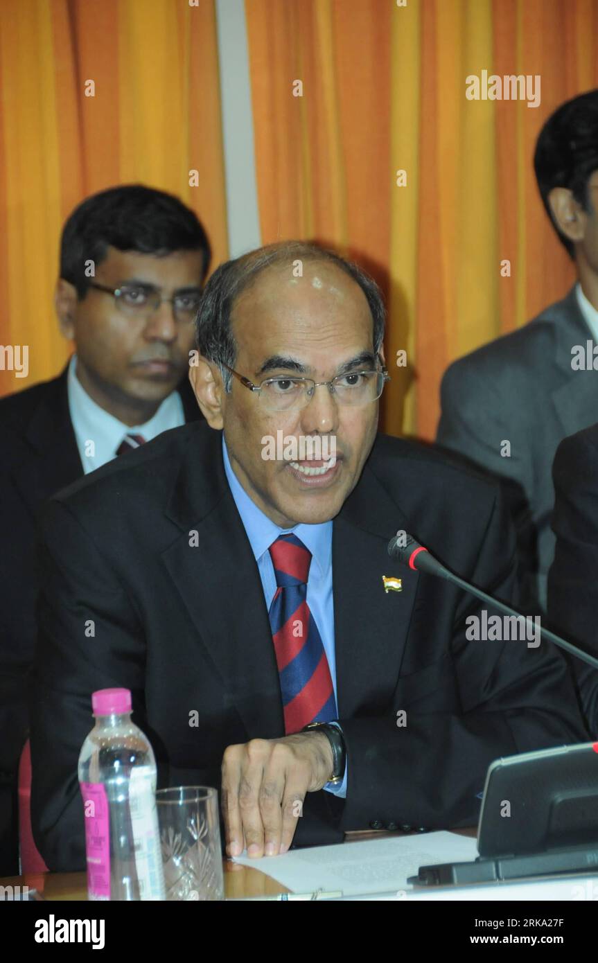 Bildnummer: 54258593  Datum: 27.07.2010  Copyright: imago/Xinhua (100727) -- MUMBAI, July 27, 2010 (Xinhua) -- D. Subbarao, governor of the Reserve Bank of India (RBI), the country s central bank, speaks during a press conference in Mumbai July 27, 2010. The RBI hiked repo rate and reverse repo rate by 25 basis points and 50 basis points Tuesday to contain double-digit , with the release of latest quarterly review of monetary policy. (Xinhua/Liu Yanan) (nxl) INDIA-MUMBAI-CENTRAL BANK-PRESS CONFERENCE PUBLICATIONxNOTxINxCHN People Wirtschaft Banken kbdig xsk 2010 hoch    Bildnummer 54258593 Dat Stock Photo