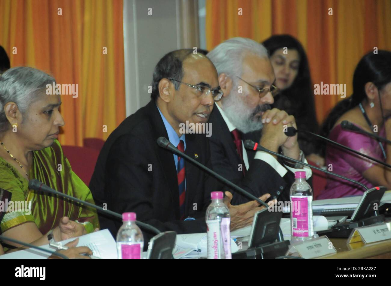 Bildnummer: 54258592  Datum: 27.07.2010  Copyright: imago/Xinhua (100727) -- MUMBAI, July 27, 2010 (Xinhua) -- D. Subbarao (2nd L), governor of the Reserve Bank of India (RBI), the country s central bank, speaks during a press conference in Mumbai July 27, 2010. The RBI hiked repo rate and reverse repo rate by 25 basis points and 50 basis points Tuesday to contain double-digit , with the release of latest quarterly review of monetary policy. (Xinhua/Liu Yanan) (nxl) INDIA-MUMBAI-CENTRAL BANK-PRESS CONFERENCE PUBLICATIONxNOTxINxCHN People Wirtschaft Banken kbdig xsk 2010 quer    Bildnummer 5425 Stock Photo