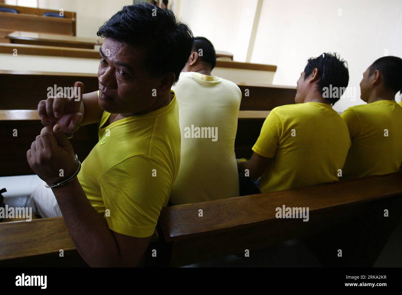 Bildnummer: 54259589  Datum: 28.07.2010  Copyright: imago/Xinhua (100728) -- MANILA, July 28, 2010 (Xinhua) -- One of the suspects shows his handcuffs as he waits for the start of the arraignment of the Maguindanao massacre inside the prison in Taguig, the Philippines, July 28, 2010. Ampatuan Jr. and 17 other individuals pleaded not guilty to murder charges linked to the massacre of 57 in Maguindanao November 2009. (Xinhua/Rouelle Umali) (lyi) (3)PHILIPPINES-MASSACRE-TRIAL PUBLICATIONxNOTxINxCHN Gesellschaft Manila Prozess kbdig xcb 2010 quer  o0 Massaker    Bildnummer 54259589 Date 28 07 2010 Stock Photo
