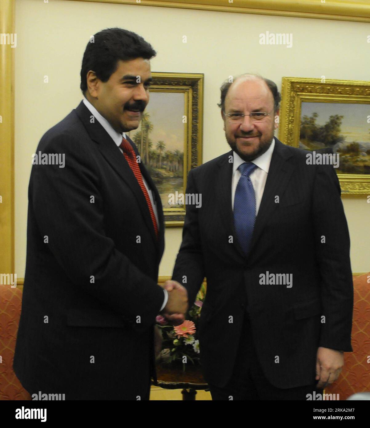 Bildnummer: 54259618  Datum: 27.07.2010  Copyright: imago/Xinhua (100728) -- SANTIAGO, July 28, 2010 (Xinhua) -- Venezuelan Foreign Minister Nicolas Maduro (L) meets with his Chilean counterpart Alfredo Moreno in Santiago July 27, 2010. Nicolas Maduro, who has been on a tour of seven Latin American countries since Monday, said Tuesday it was possible for Venezuela to restore ties with Colombia if the neighboring country s new president  was less hostile. (Xinhua/Victor Rojas) CHILE-SANTIAGO-VENEZUELA S FM-VISIT PUBLICATIONxNOTxINxCHN People Politik kbdig xcb 2010 quadrat premiumd xint    Bildn Stock Photo