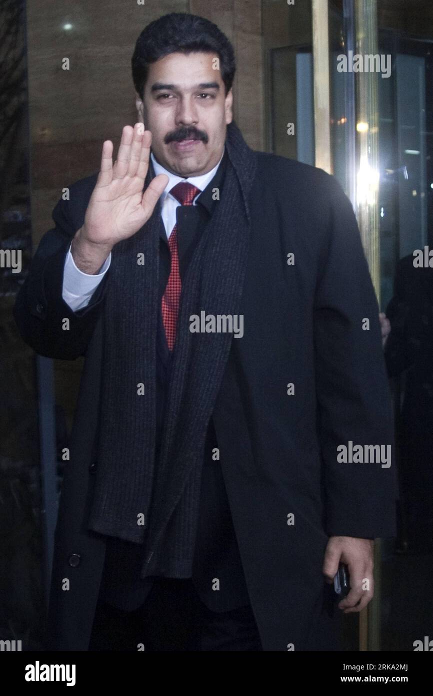 Bildnummer: 54259616  Datum: 27.07.2010  Copyright: imago/Xinhua (100728) -- SANTIAGO, July 28, 2010 (Xinhua) -- Venezuelan Foreign Minister Nicolas Maduro waves in Santiago after holding a meeting with his Chilean counterpart Alfredo Moreno July 27, 2010. Nicolas Maduro, who has been on a tour of seven Latin American countries since Monday, said Tuesday it was possible for Venezuela to restore ties with Colombia if the neighboring country s new president was less hostile. (Xinhua/Victor Rojas) CHILE-SANTIAGO-VENEZUELA S FM-VISIT PUBLICATIONxNOTxINxCHN People Politik kbdig xcb 2010 hoch premiu Stock Photo