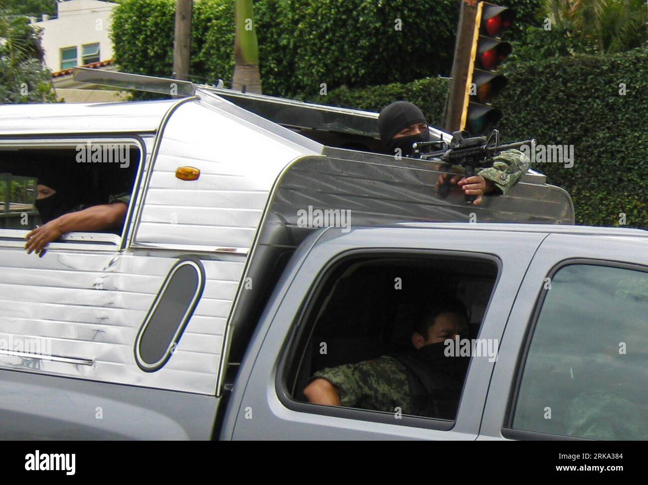 Bildnummer: 54263844  Datum: 29.07.2010  Copyright: imago/Xinhua (100730) -- GUADALAJARA, July 30, 2010 (Xinhua) -- Soldiers wait outside the residence of the drug dealers in the western city of Guadalajara, Mexico, July 29, 2010. Ignacio Nacho Coronel, a top leader of a major drug cartel was killed during a military raid, according to the Mexican Defense Department. (Xinhua/Jose Antonio Neri) (lyi) (1)MEXICO-DRUG-LEADER-KILLING PUBLICATIONxNOTxINxCHN Gesellschaft Militär Armee Drogen Drogenhandel Tod Chef Drogenkartell erschossen Premiumd xint kbdig xub 2010 quer   o0 Soldat, bewaffnet, vermu Stock Photo