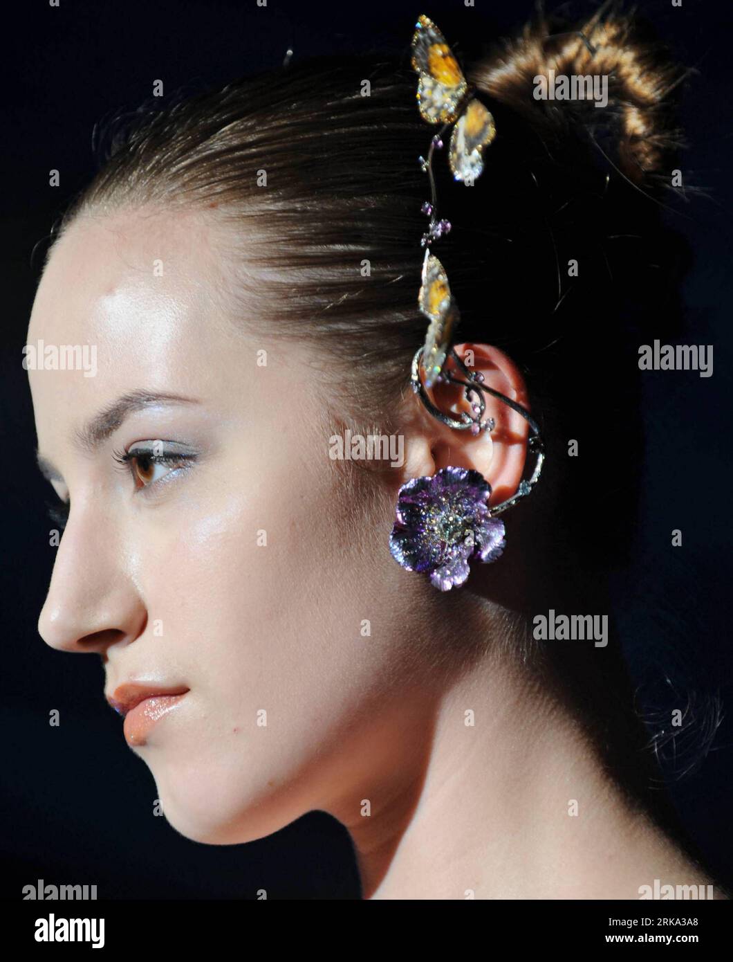 Bildnummer: 54263888  Datum: 28.07.2010  Copyright: imago/Xinhua (100730) -- NINGBO, July 30, 2010 (Xinhua) --A model shows a creation by international art jewelry designer Wallace Chan of Hong Kong at the international jewelry sculpture exhibit in Ningbo, east China s Zhejiang Province, July 28, 2010. From heaven brought -- the craftsmanship of a soul , the exhibit opened on July 28, and will end on October 7. (Xinhua/Gong Guorong)   CHINA-ZHEJIANG-NINGBO-JEWELRY SCULPTURE EXHIBIT (CN) PUBLICATIONxNOTxINxCHN Gesellschaft Wirtschaft Ausstellung Schmuck Schmuckausstellung kbdig xub 2010 hoch o0 Stock Photo