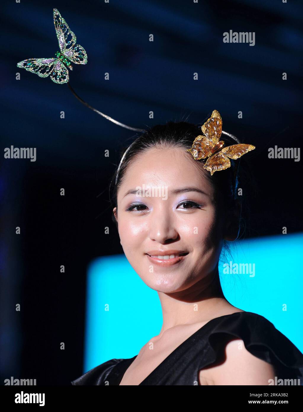 Bildnummer: 54263889  Datum: 28.07.2010  Copyright: imago/Xinhua (100730) -- NINGBO, July 30, 2010 (Xinhua) --A model shows a creation by international art jewelry designer Wallace Chan of Hong Kong at the international jewelry sculpture exhibit in Ningbo, east China s Zhejiang Province, July 28, 2010. From heaven brought -- the craftsmanship of a soul , the exhibit opened on July 28, and will end on October 7. (Xinhua/Gong Guorong)   CHINA-ZHEJIANG-NINGBO-JEWELRY SCULPTURE EXHIBIT (CN) PUBLICATIONxNOTxINxCHN Gesellschaft Wirtschaft Ausstellung Schmuck Schmuckausstellung kbdig xub 2010 hoch Stock Photo