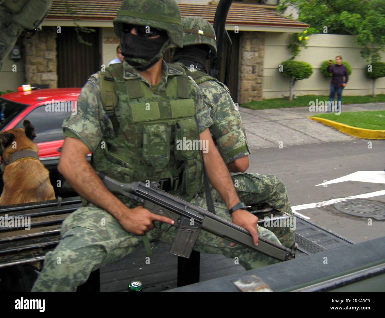 Bildnummer: 54263843  Datum: 29.07.2010  Copyright: imago/Xinhua (100730) -- GUADALAJARA, July 30, 2010 (Xinhua) -- Soldiers wait outside the residence of the drug dealers in the western city of Guadalajara, Mexico, July 29, 2010. Ignacio Nacho Coronel, a top leader of a major drug cartel was killed during a military raid, according to the Mexican Defense Department. (Xinhua/Jose Antonio Neri) (lyi) (2)MEXICO-DRUG-LEADER-KILLING PUBLICATIONxNOTxINxCHN Gesellschaft Militär Armee Drogen Drogenhandel Tod Chef Drogenkartell erschossen Premiumd xint kbdig xub 2010 quer o0 Soldat, bewaffnet, vermumm Stock Photo