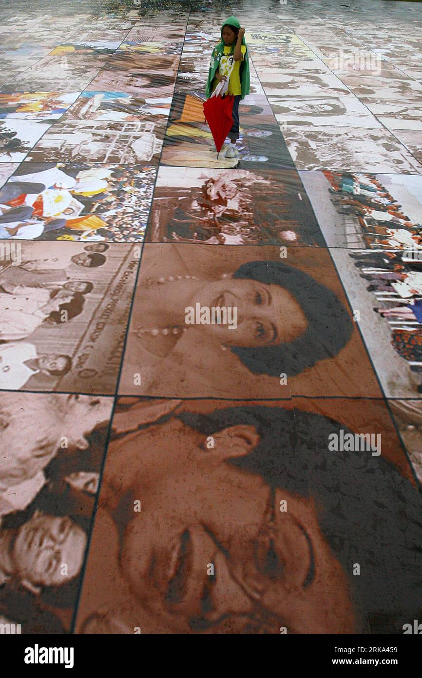 Bildnummer: 54266984  Datum: 31.07.2010  Copyright: imago/Xinhua (100731) -- MANILA, July 31, 2010 (Xinhua) -- A girl looks at photos composing a giant photo mosaic of the late former Philippine President Corazon Aquino in commemoration of her first death anniversary at the Quirino Grandstand in Manila, the Philippines, July 31, 2010. The photo mosaic printed on tarpaulin is made up of more than 3, 200 photographs of the late president and has the size of about 76 meters by 70 meters. (Xinhua/Rouelle Umali)(axy) PHILIPPINES-MANILA-PHOTO MOSAIC-CORAZON AQUINO-ANNIVERSARY PUBLICATIONxNOTxINxCHN Stock Photo
